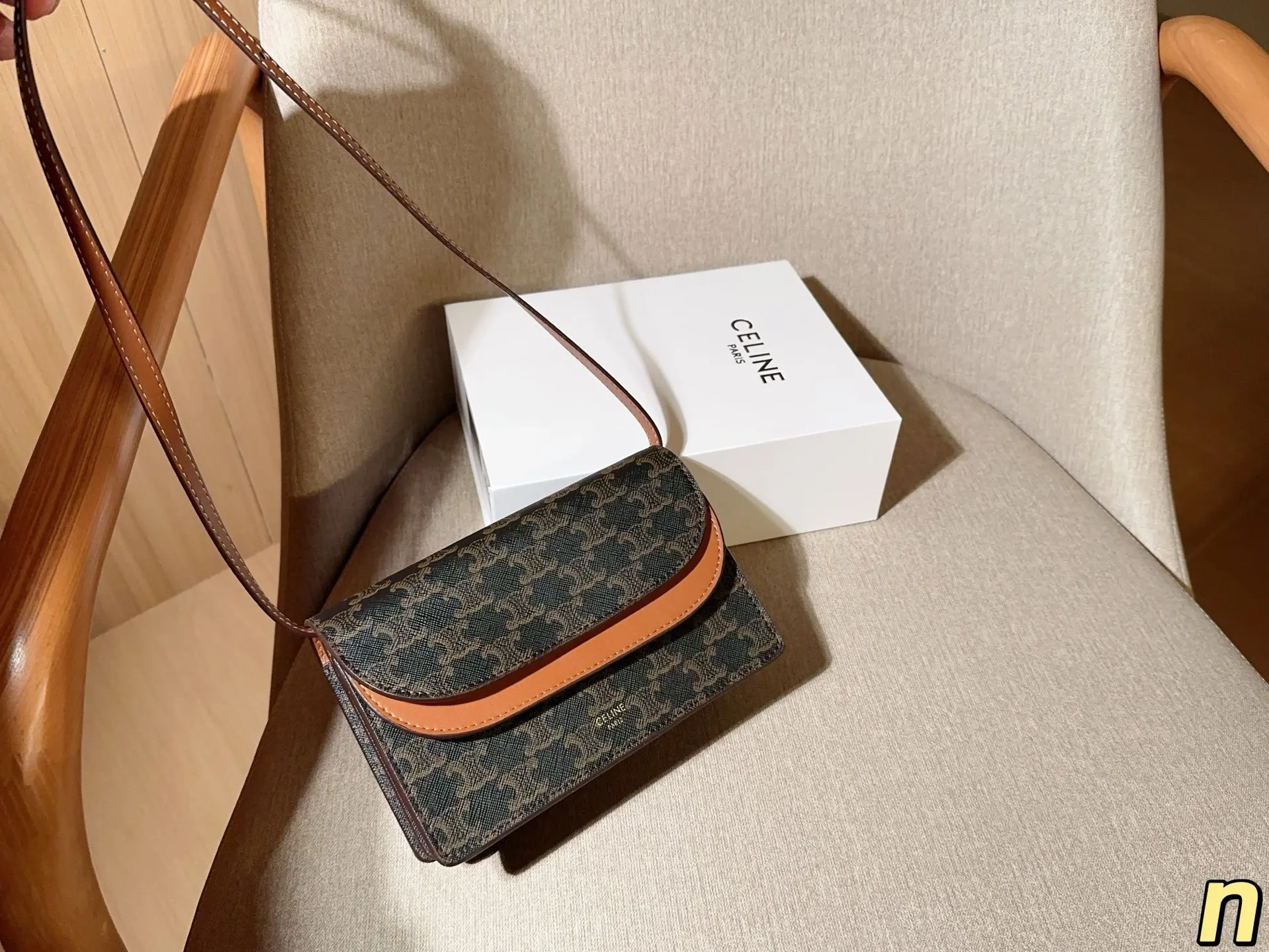 💰135 CELINE赛琳 TOILE TRIOMPHE系列经典老花斜挎手拿包 风琴包小方包信封包 尺寸20&times;12&times;6 礼盒包装🎁