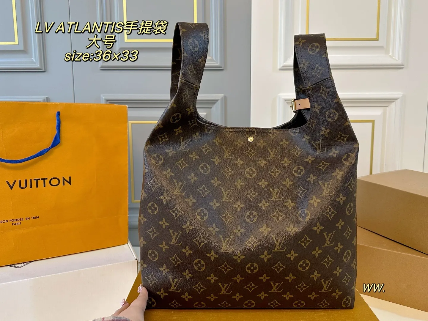 P200 大号(折叠盒飞机盒) size:36×33 LV路易威登ATLANTIS菜篮子手提袋💕 今年的秀场款!非常🆒 慵懒随性,高级感满满 自带皮肩带,可挽🉑️背~ 运动、休闲,🉑️爱气息都能搭✅