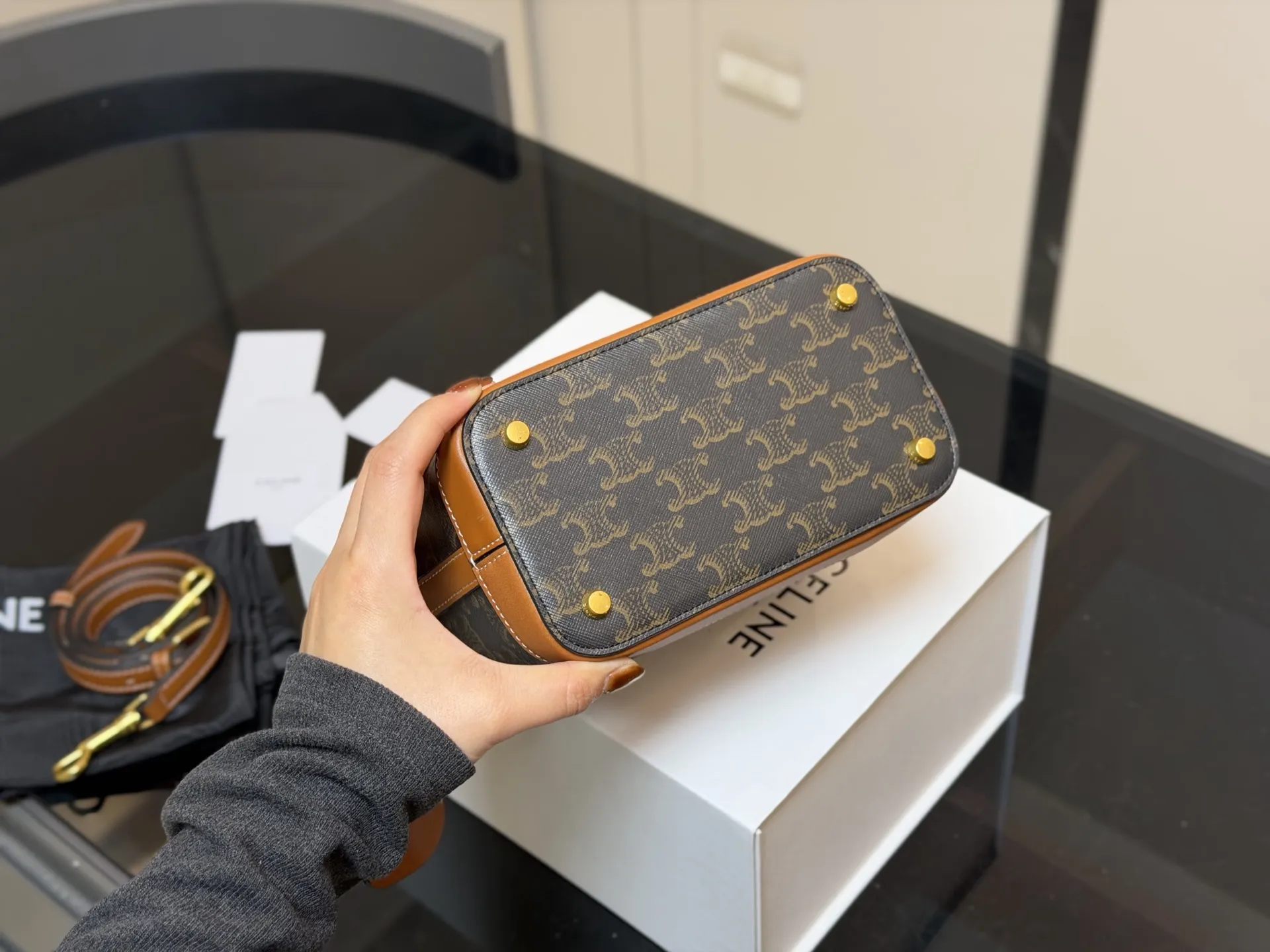 &yen;190 配折叠盒 赛琳CELINE 复古斜挎包 真的很有气质的款式容量是我喜欢的 不大却很能装质感不用多说 真的很华丽漂亮和实用兼顾无须多言 尺寸:18.13cm