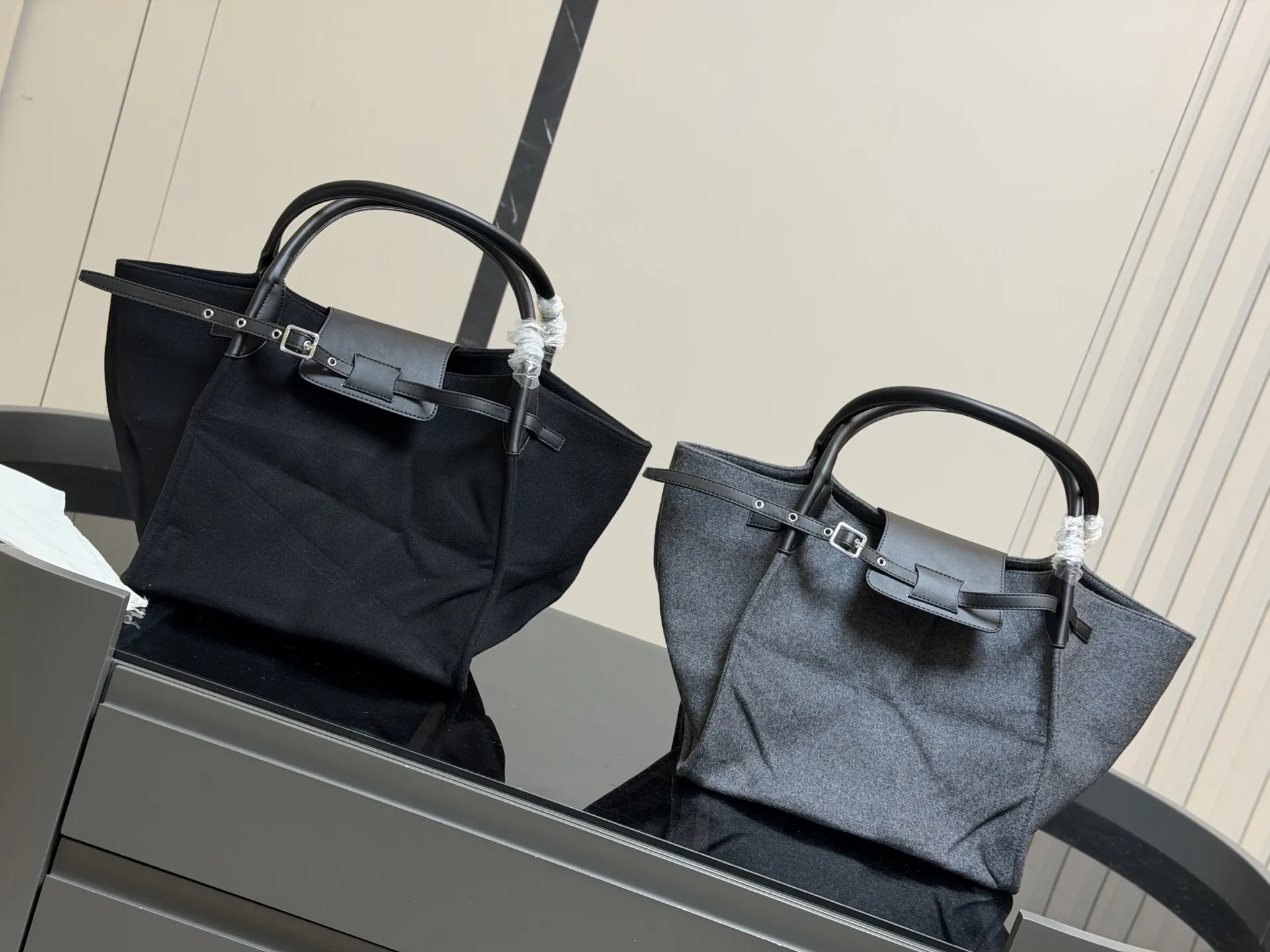 ¥130 赛琳 belt bag鲶鱼包, 简洁的线条, 柔软包的身, 牛皮🐂品质! 成为经典款IT bag之一 尺寸:32.31cm