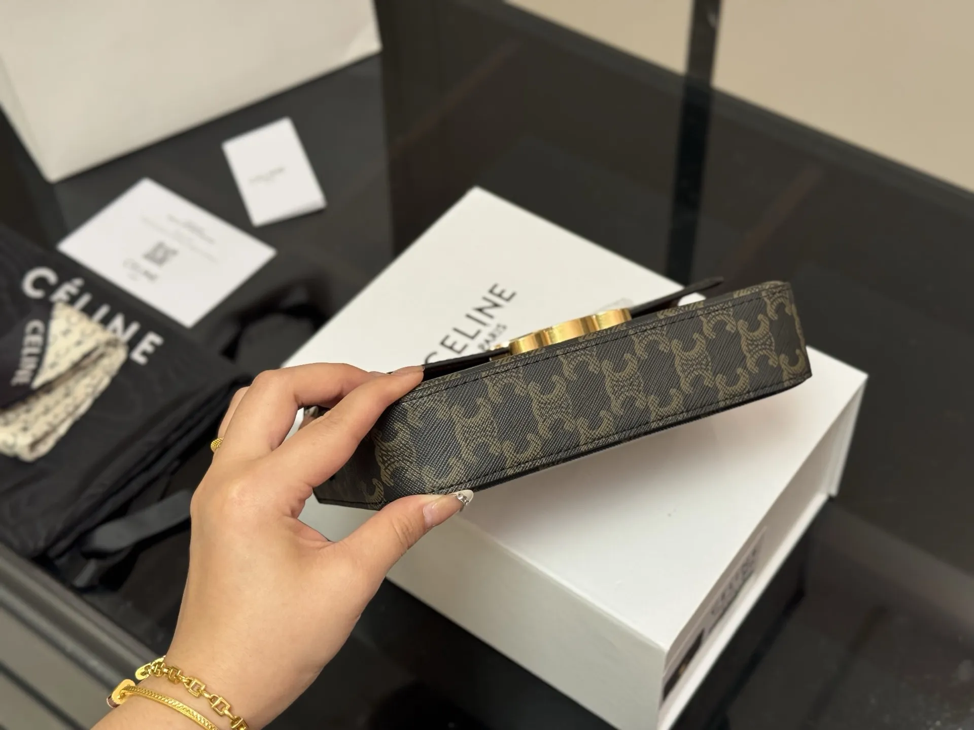 &yen;140 配盒 CELIN.Triomphe 配牛皮 赛琳最新款凯旋门腋下包 长方形的轮廓复古感满满～ 随便穿什么搭配这个包都是高级风 尺寸：20.10cm