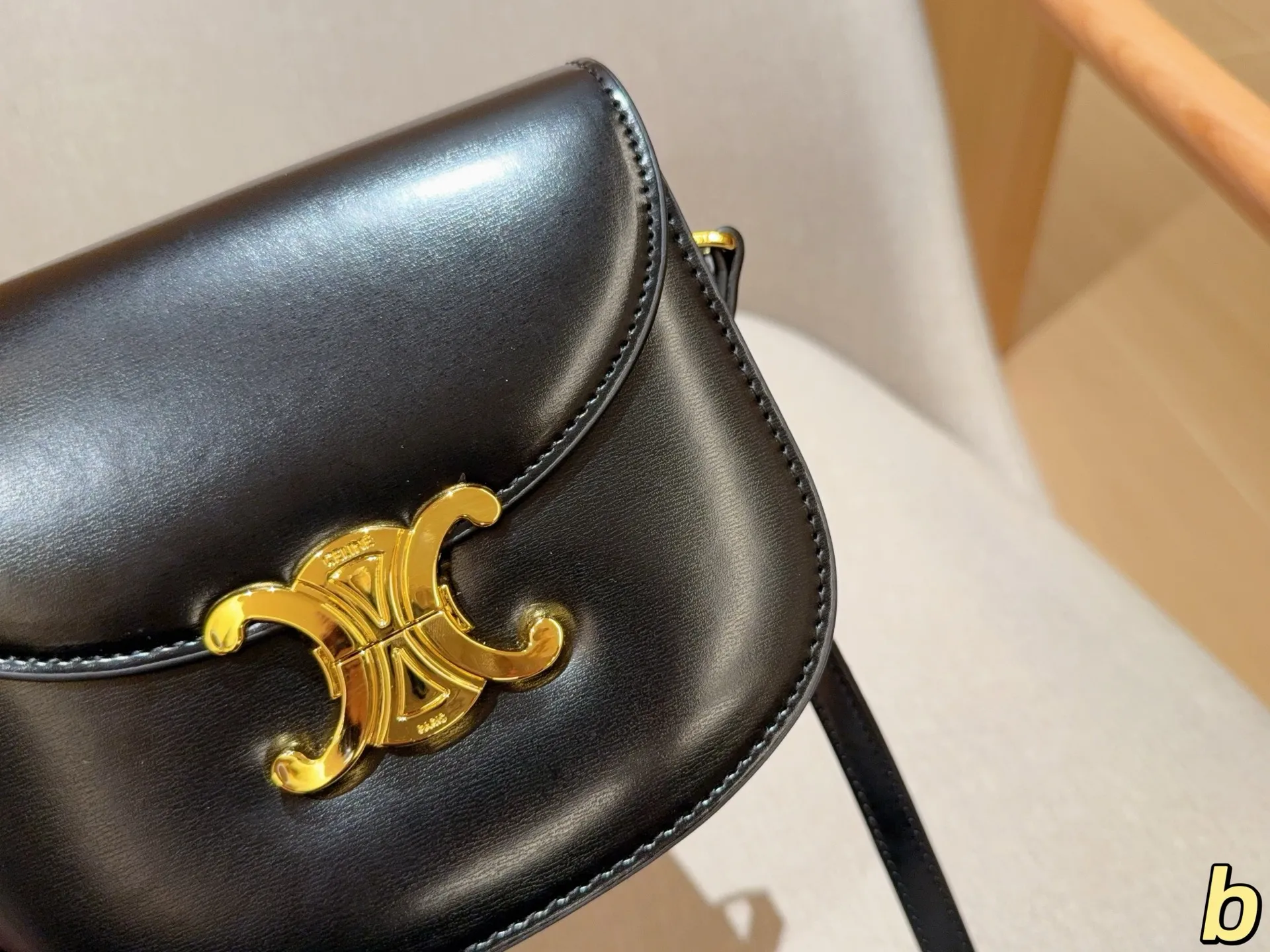 💰140 Celine/赛琳 经典半圆马鞍包 尺寸18&times;15&times;5 礼盒包装🎁