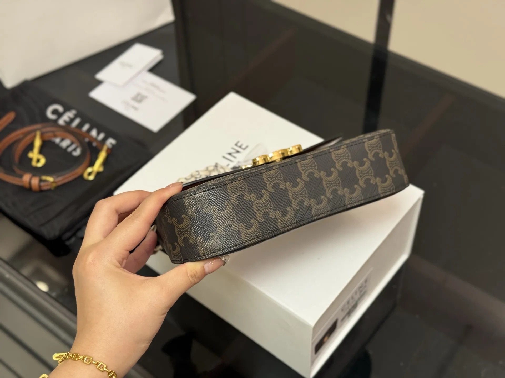 ¥160 配折叠盒 size:22*12cm celine 超美腋下包 凯旋门 ⚠️升级版 重新出货 复古性感百搭小包 赛琳不容错过!! ⚠️牛皮皮质 这个冬天您离不开它!