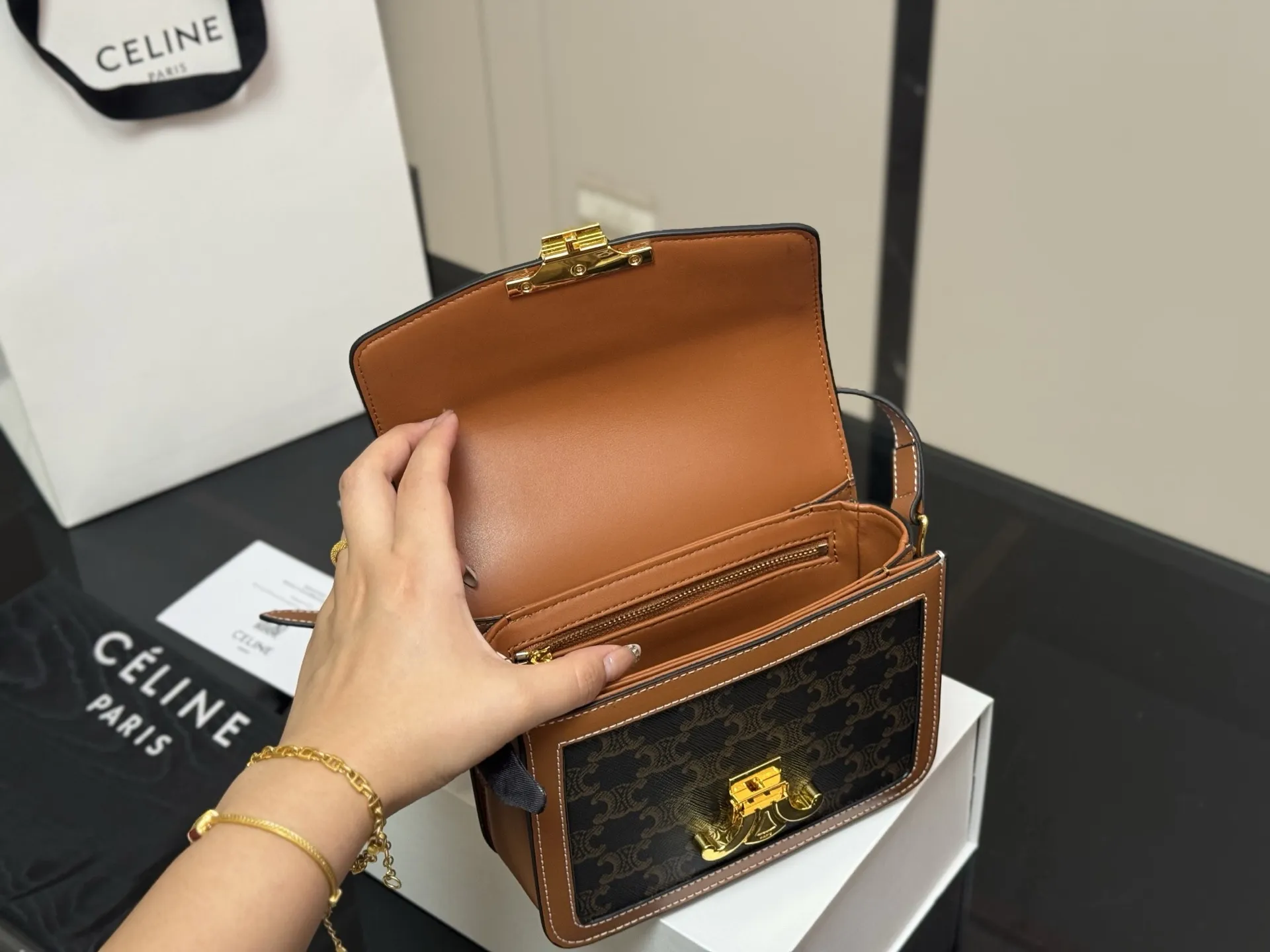 &yen;180 &yen;190 配折叠盒 尺寸：23cm*17（大） 19cm*15（小） 赛琳 凯旋门！ 很高端！很高级! 很适合🈴️四季！ ⚠️牛皮！牛皮！