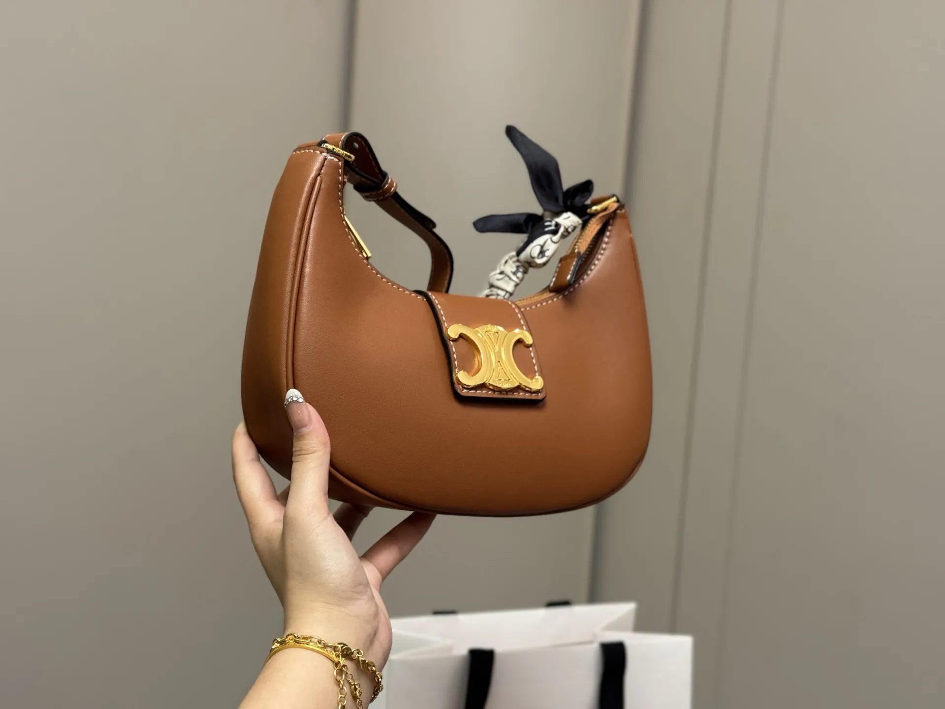 &yen;140 配折叠盒 尺寸：24*20cm celine ava腋下包 依旧好好背 手拎起Ava就好有气场哟100 赛琳实用性更强哦！ 高级感超强！