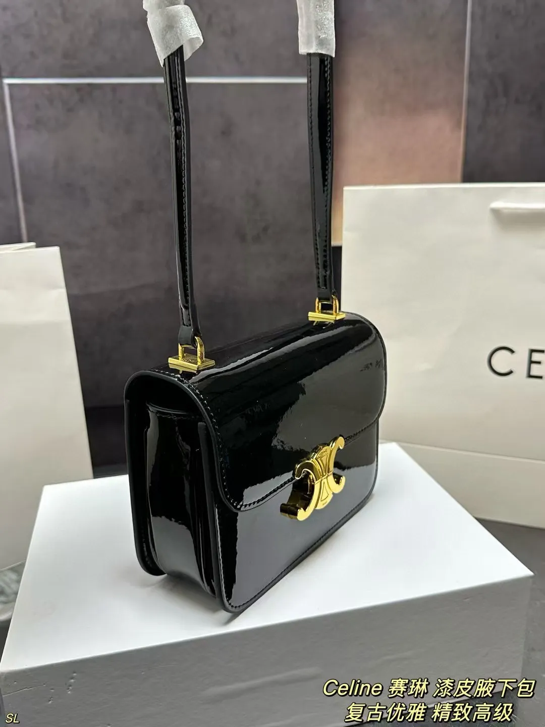 P145 配盒 Celine 赛琳 漆皮腋下包 精致百搭又能装，无论是重要场合还是日常通勤，都能完美适配！ 尺寸：18.5*14CM