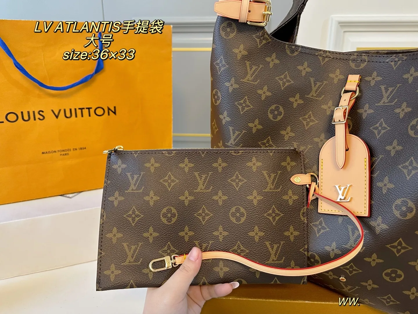 P200 大号（折叠盒飞机盒） size：36&times;33 LV路易威登ATLANTIS菜篮子手提袋💕 今年的秀场款！非常🆒 慵懒随性，高级感满满 自带皮肩带，可挽🉑️背～ 运动、休闲，🉑️爱气息都能搭✅