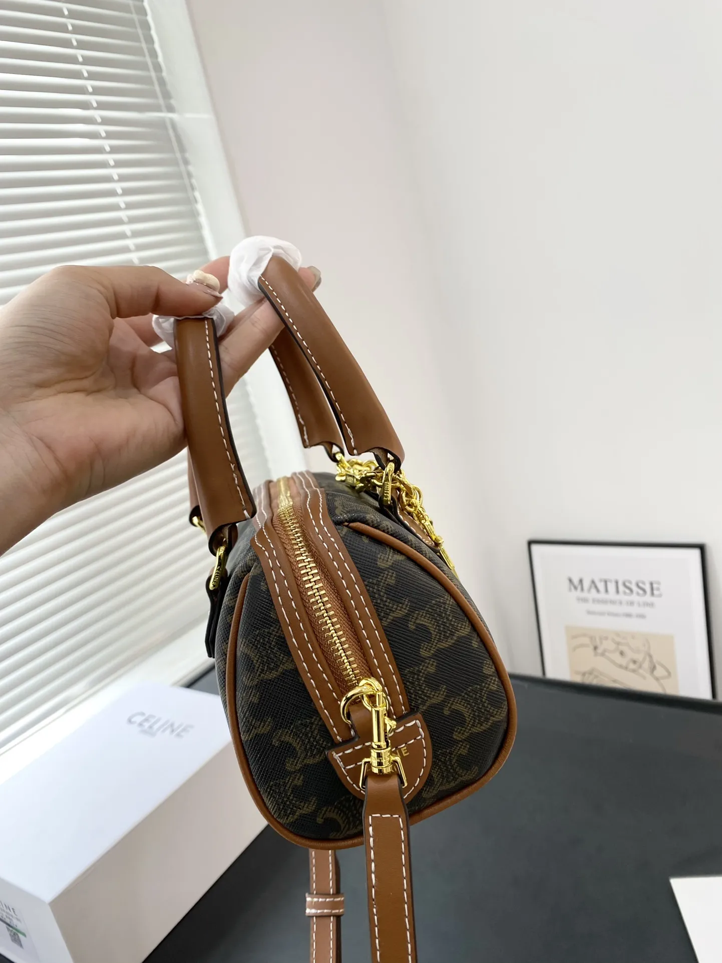 🅿️130配礼盒✅🔜 【尺寸】14*10 赛琳迷你枕头CELINE的 凯旋门系列 TRIOMPHE BOSTON 波士顿包，据说它是以前美国波士顿大学生很喜欢用的一种提包，因此得名。 波士顿包有两个重要特点，一个是便干携带、 一个是不论包里是塞满东西或者空着、半满，包包外形都依然坚挺，给人一种扎实、稳固的感觉～#Celine #复古穿搭6569