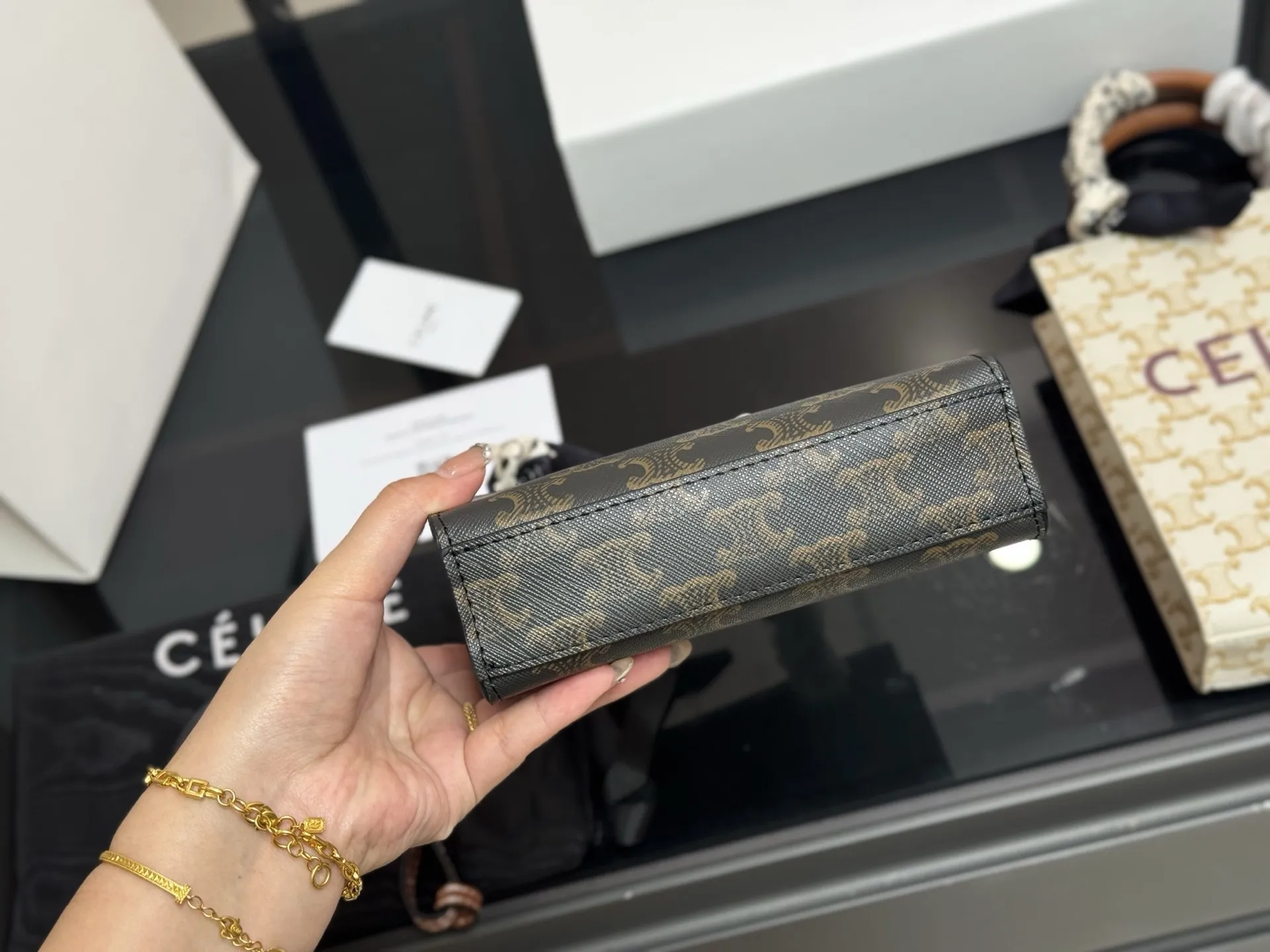 ¥150 配折叠盒 size:17*21cm celine 老花 mini 琴谱 赛琳老花耐看耐用 可爱又超级大气的一款! 它绝对是四季款!ydds