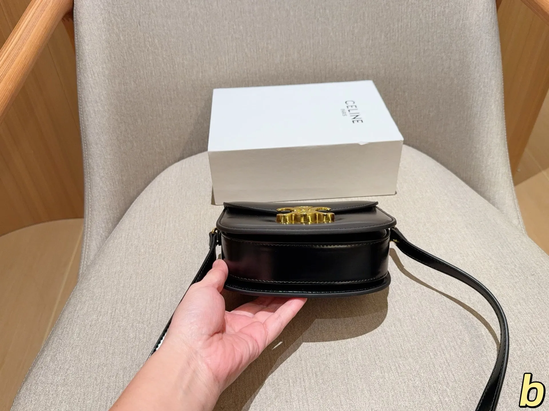 💰140 Celine/赛琳 经典半圆马鞍包 尺寸18×15×5 礼盒包装🎁