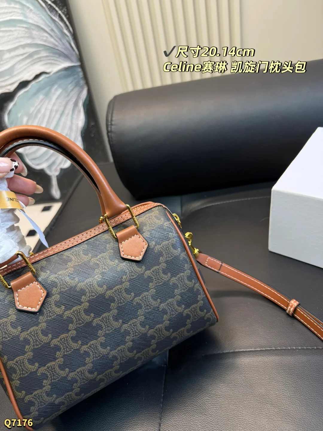 💰155 配盒带丝巾 尺寸:20.14cm CELINE赛琳凯旋门小号波士顿老花枕头包 lisa同款~小号比mini更实用更日常! 凯旋门老花复古感十足,不易过时!手拎可盐可甜,单肩又欲又酷~,既实用又时尚,盘它! 非常能装的包型,自带复古感,秋冬适配 小号容量可以放下手机 卡包 钥匙 粉饼 口红等… mini可爱 也能放下女生平时用到的化妆品