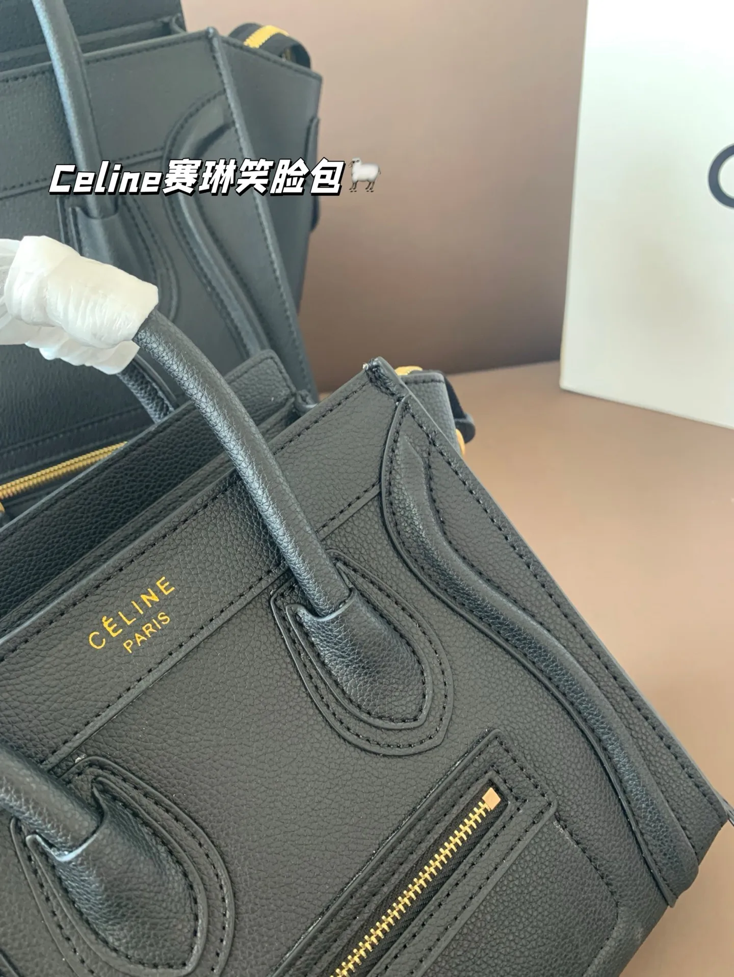 大P190 小P185 作为造型独特、极具辨识度的包包， Celine赛琳&mdash;笑脸包 无疑凭借其囧脸造型赢得众多关注。 Celine凭借这款笑脸包冲出欧洲，一跃成为一时最火的品牌尺寸26&times;25/20&times;20折叠盒