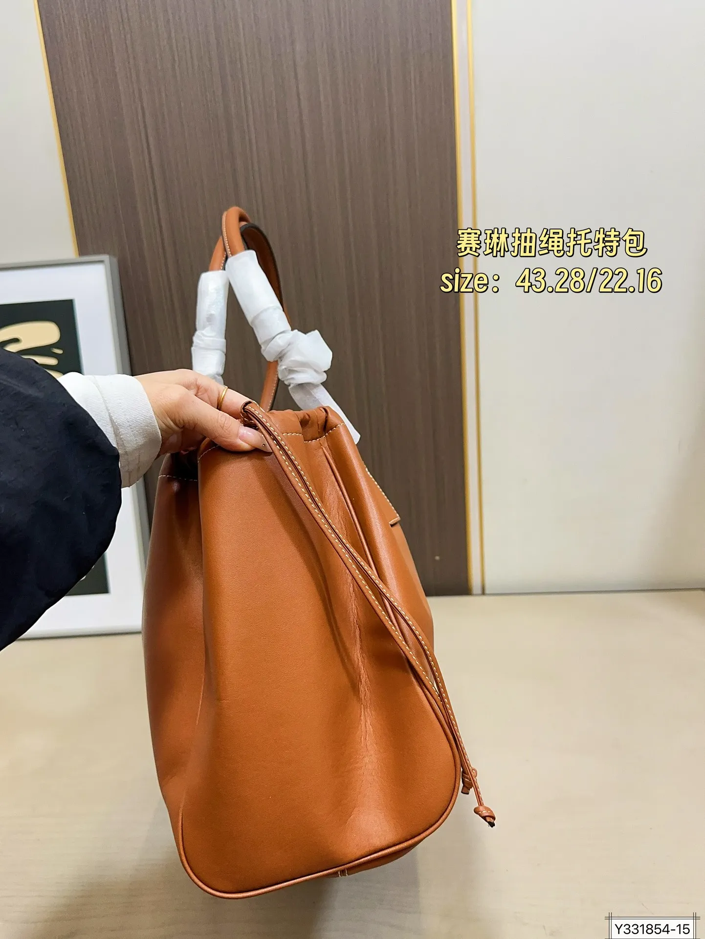 大号💰170 小号💰155 赛琳CELINE CABAS抽绳托特包CELINE 新出 手腕可随意弯曲，秋冬搭大衣也妥妥滴！随手拍都很高级～手提着真的太可爱优雅了。 尺寸：43 28/22.16