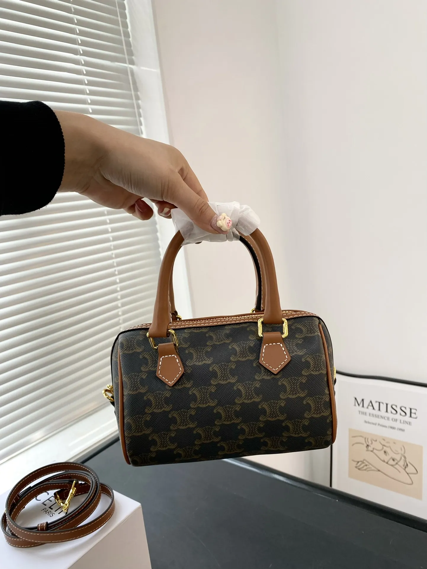 🅿️130配礼盒✅🔜 【尺寸】14*10 赛琳迷你枕头CELINE的 凯旋门系列 TRIOMPHE BOSTON 波士顿包，据说它是以前美国波士顿大学生很喜欢用的一种提包，因此得名。 波士顿包有两个重要特点，一个是便干携带、 一个是不论包里是塞满东西或者空着、半满，包包外形都依然坚挺，给人一种扎实、稳固的感觉～#Celine #复古穿搭6569