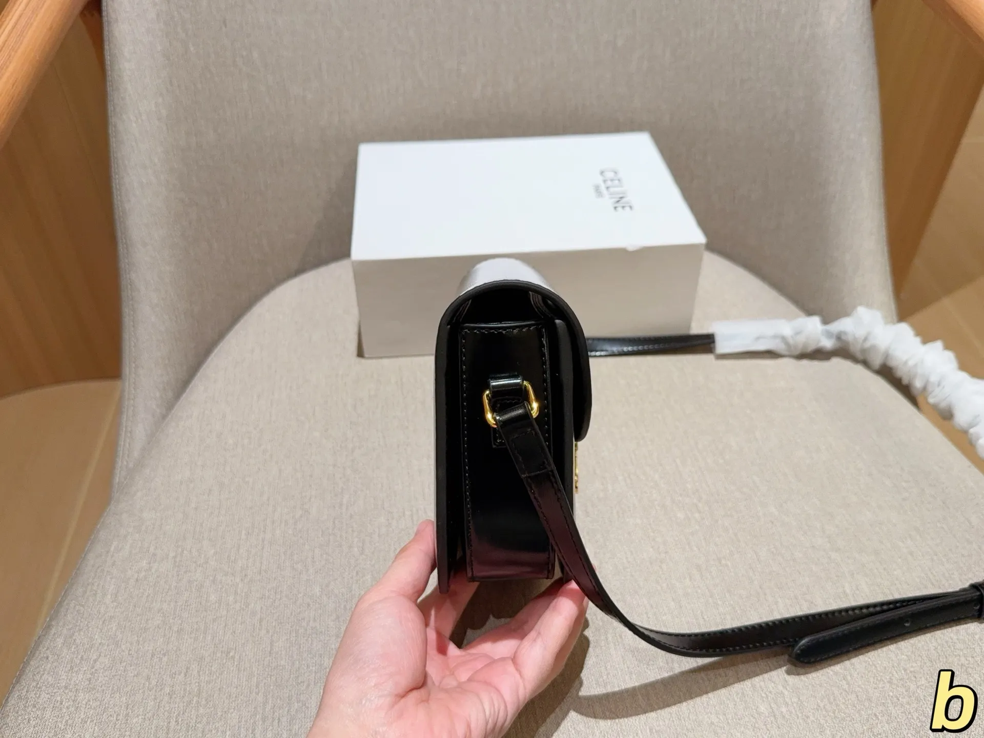 💰140 Celine/赛琳 经典半圆马鞍包 尺寸18&times;15&times;5 礼盒包装🎁