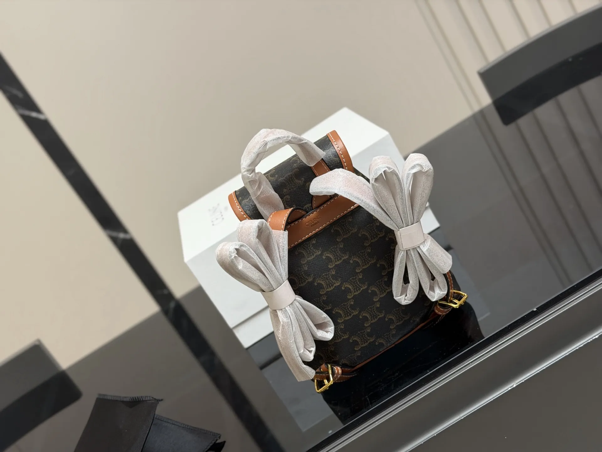 &yen;140 配折叠盒 size：18.20cm 赛琳 双肩包配牛皮 新品迷你来咯～ 高颜值皮扣设计太给力了