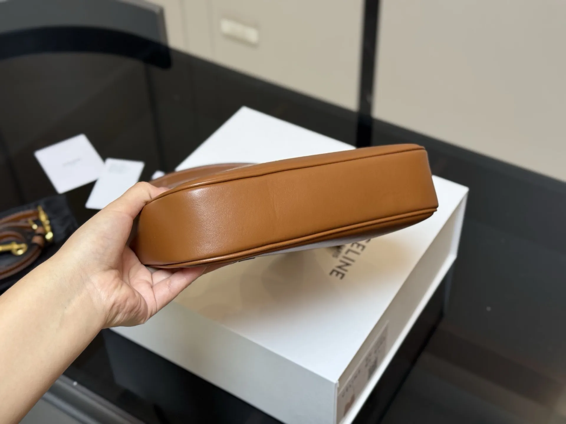 &yen;190 折叠盒 size：24.21cm celine 赛琳ive新品托特包， 延续凯旋门 复古斜挎 ， 耐看新款一点都不老套。