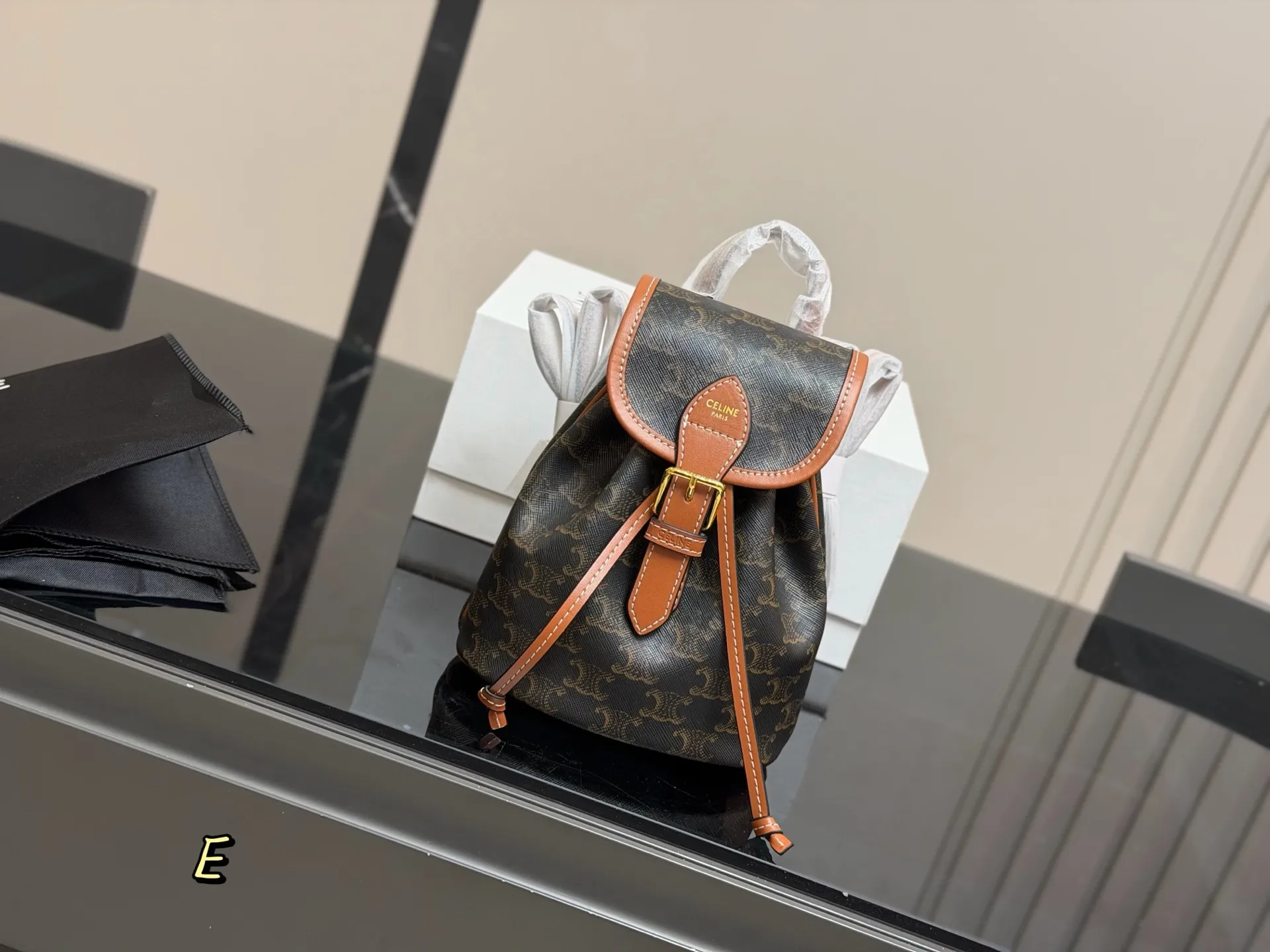 &yen;140 配折叠盒 size：18.20cm 赛琳 双肩包配牛皮 新品迷你来咯～ 高颜值皮扣设计太给力了