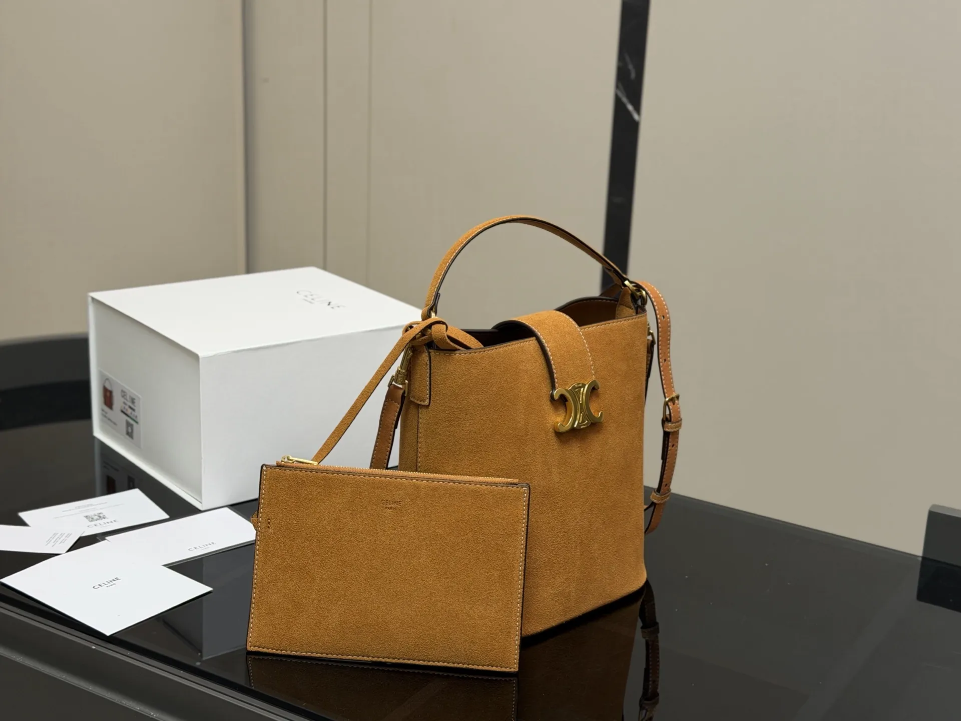 &yen;185 配折叠盒 size： 24.24cm Celine 水桶包赛琳 一直很喜欢小牛皮的包 经久耐看 复古印花图案 有着高颜值的复古文艺气息🌱