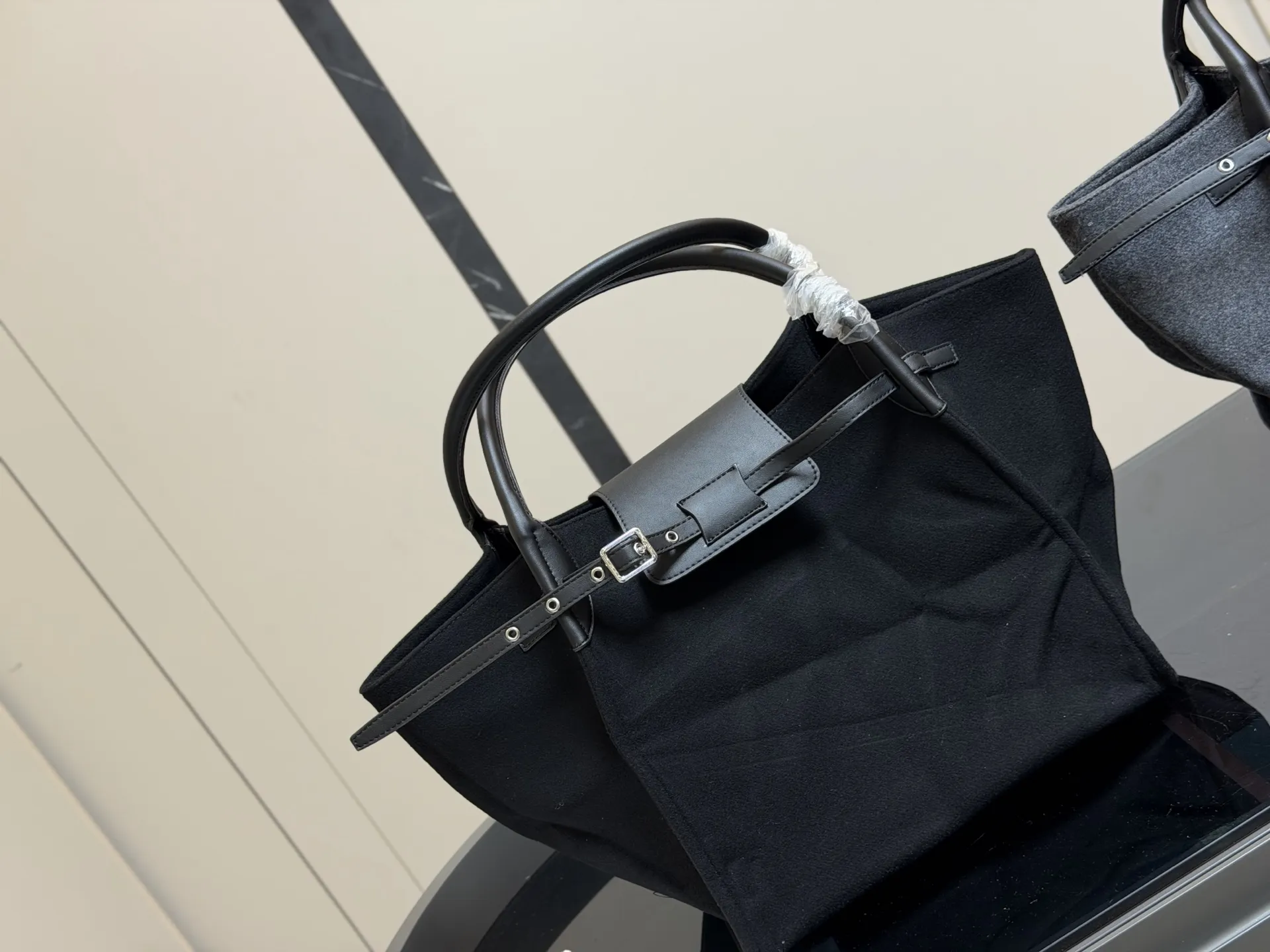 ¥130 赛琳 belt bag鲶鱼包, 简洁的线条, 柔软包的身, 牛皮🐂品质! 成为经典款IT bag之一 尺寸:32.31cm