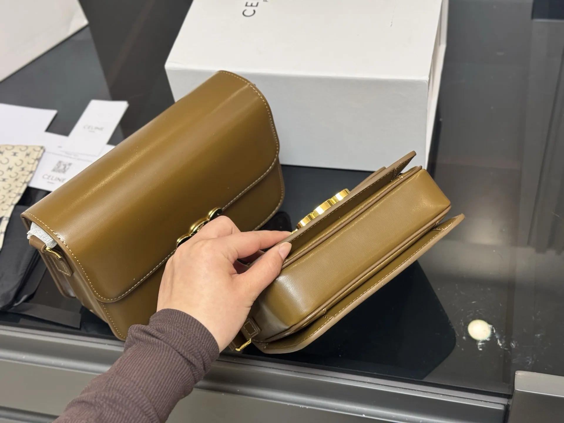 &yen;185 &yen;195 配折叠盒 尺寸：23cm*17（大） 19cm*15（小） 赛琳 凯旋门！ 很高端！很高级! 很适合🈴️四季！ ⚠️牛皮！牛皮！