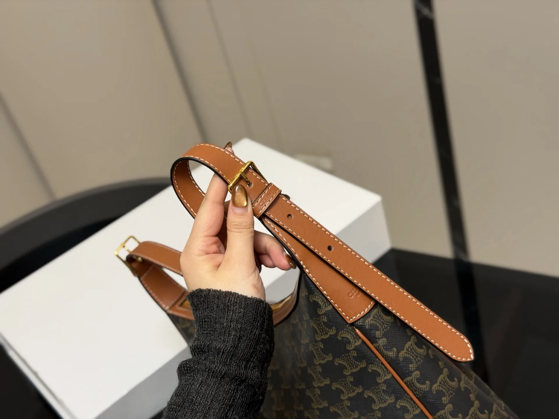 ¥185 配折叠盒 size:29.27cm celine 赛琳新品发布hobo腋下托特 延续凯旋门 复古斜挎 , 耐看经典一点都不老