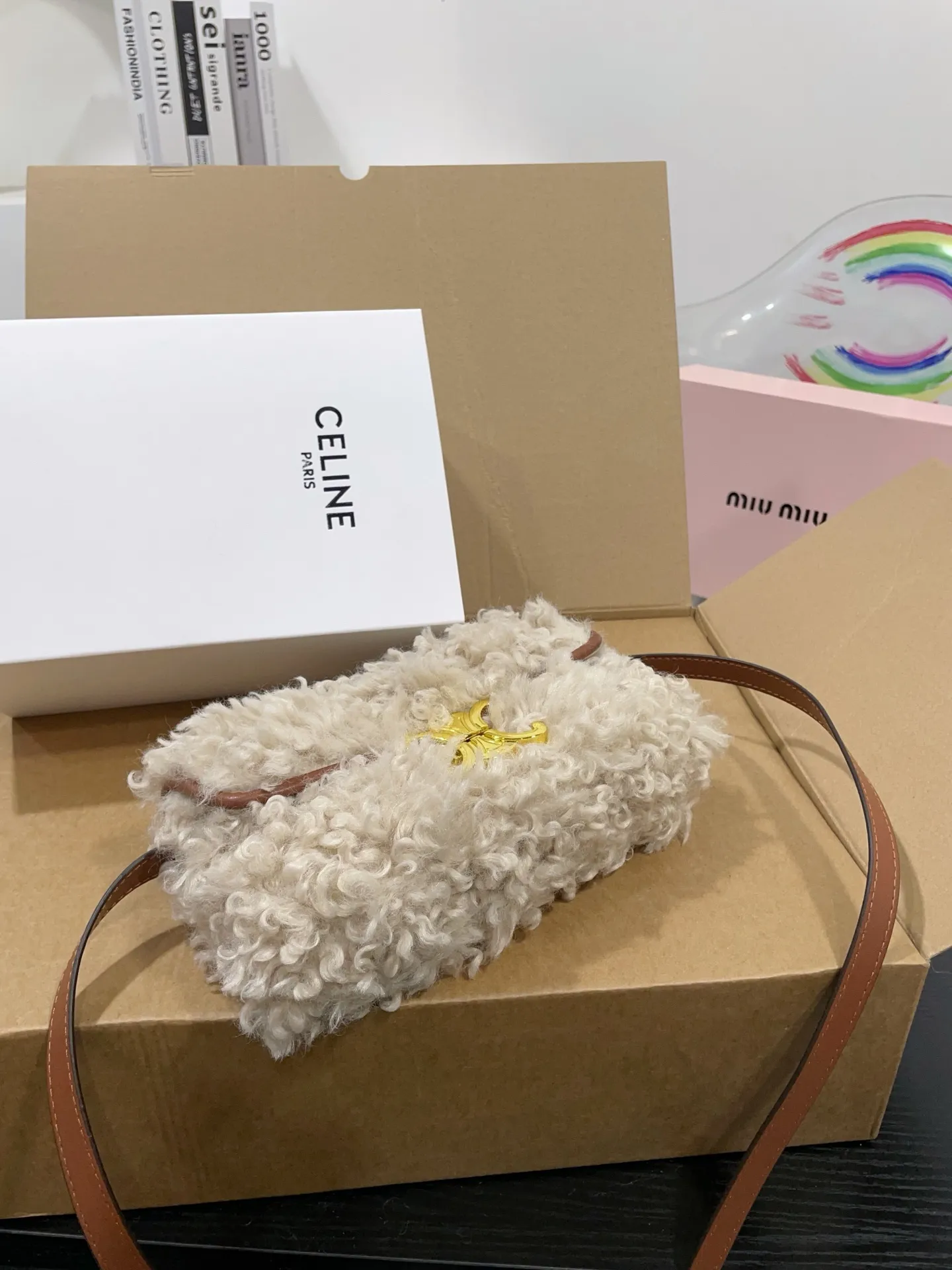 👑💰130💰配盒 赛琳原版羊羔毛hobo 红红火火恍恍惚惚出街啦~ 搭配衣服真的吼吼看~一秒时尚感千金风拉满红色也很显眼,好多场合都可以搭配 张元英同款~~~ 尺寸21cm