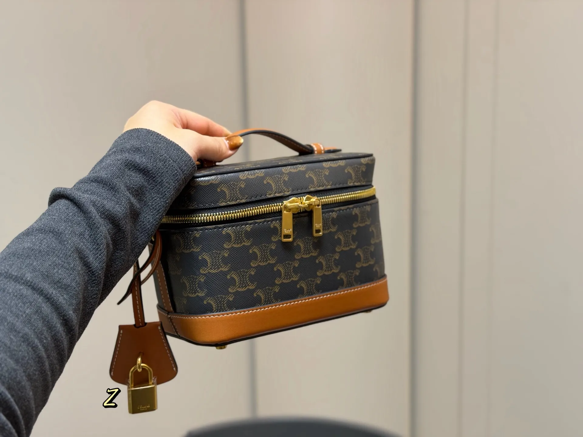 ¥190 配折叠盒 赛琳CELINE 复古斜挎包 真的很有气质的款式容量是我喜欢的 不大却很能装质感不用多说 真的很华丽漂亮和实用兼顾无须多言 尺寸:18.13cm