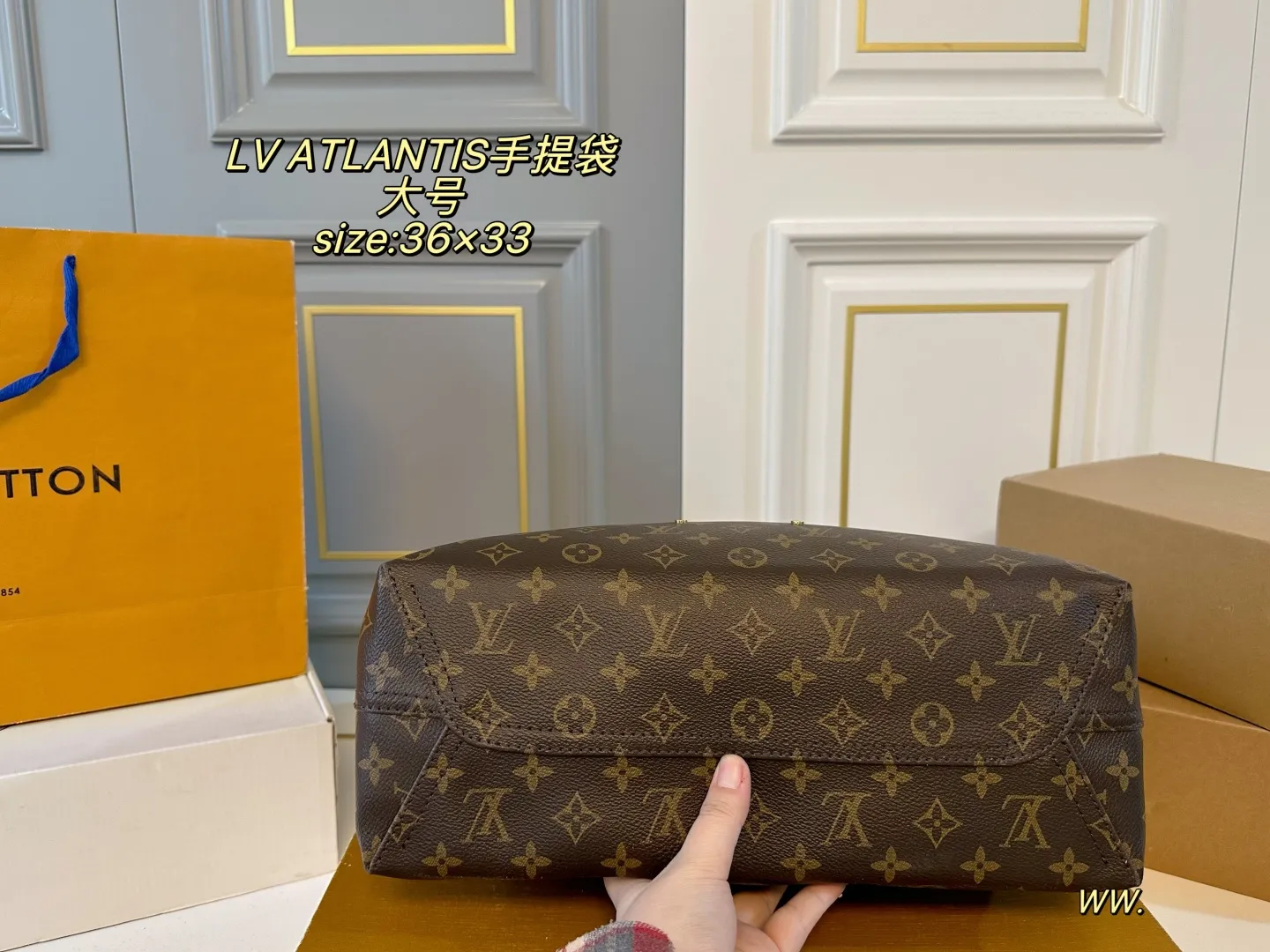 P200 大号（折叠盒飞机盒） size：36&times;33 LV路易威登ATLANTIS菜篮子手提袋💕 今年的秀场款！非常🆒 慵懒随性，高级感满满 自带皮肩带，可挽🉑️背～ 运动、休闲，🉑️爱气息都能搭✅