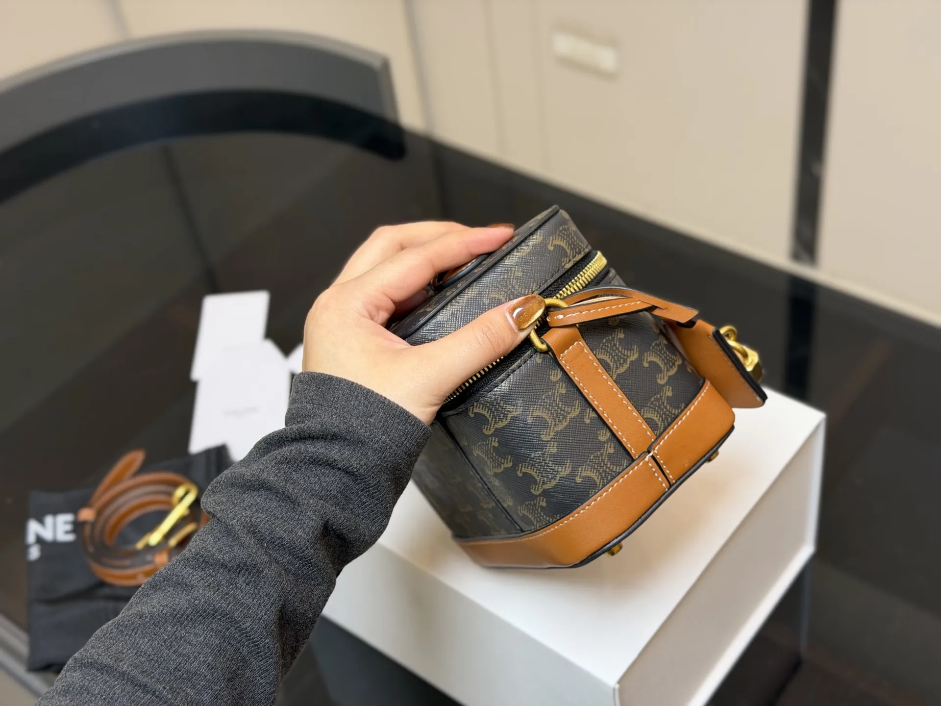 &yen;190 配折叠盒 赛琳CELINE 复古斜挎包 真的很有气质的款式容量是我喜欢的 不大却很能装质感不用多说 真的很华丽漂亮和实用兼顾无须多言 尺寸:18.13cm