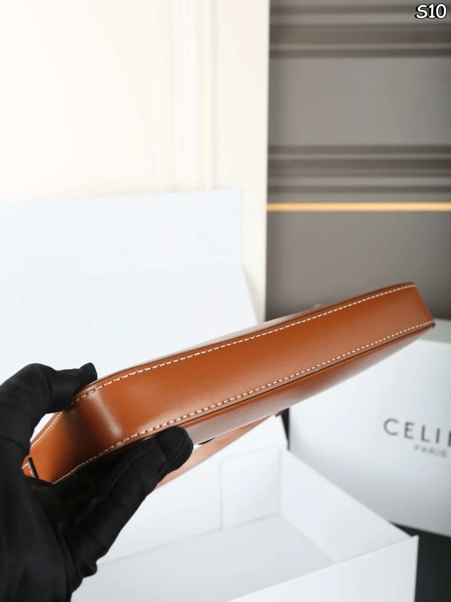 P120 折叠盒 CELINE赛琳 TINA 腋下包 单肩包 巨百搭的小包！巨好看！ 纤巧利落，规整有型 新款超薄单肩包，时尚感满满，有同名Tina的美眉来收了属于自己的包吗 尺寸：25&times;13