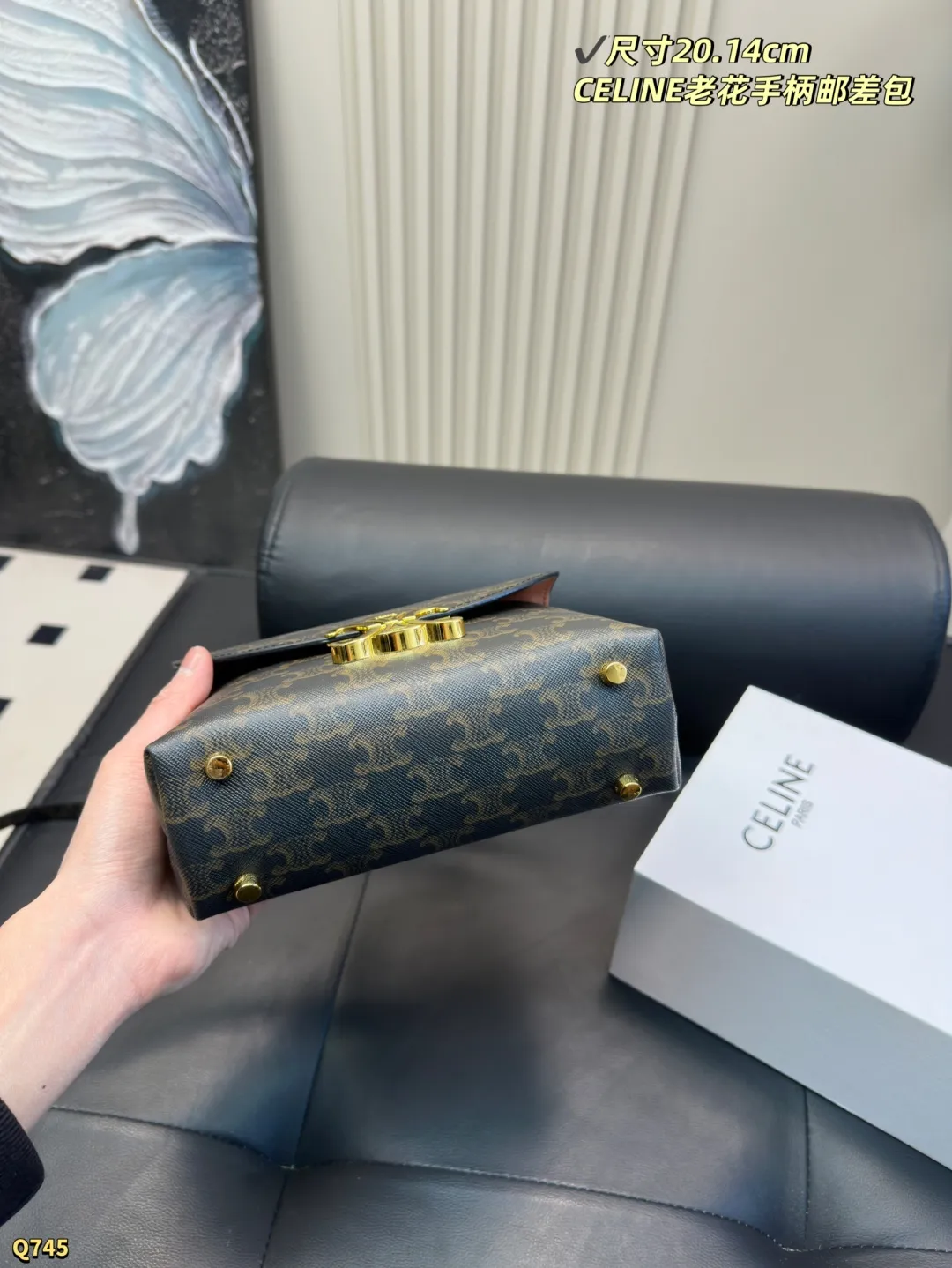 💰175配折叠盒 尺寸20.14cm 赛琳CELINE |老花NINO小号 经典元素:老花图案 复古与现代感兼具,辨识度高 相对于其它品牌的老花 Celine更低调跟年轻时髦 老花:帆布涂层 好处:轻便耐磨 防水 防刮蹭 护理简单 佩戴方式:手拿 斜挎 单肩