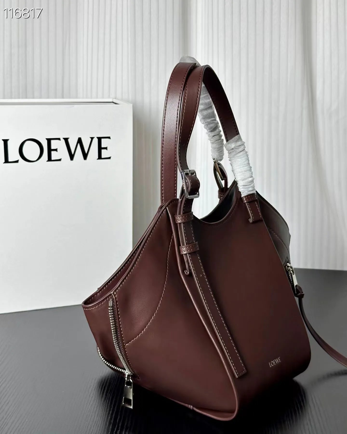 💰230包邮❗ LOEWE｜松弛感大包 Hammock Flip吊床包 Hammock的升级版来咯 变得更时髦 更松弛了 肩带部分可以调节为腋下hobo背法 调短手拎也很方便☕️ 容量可以放下一个iPad Pro 出差 通勤没有问题 15x22.5x22cm：15x22.5x22cm 款号：7079 ❌不退不换慎重下单❌