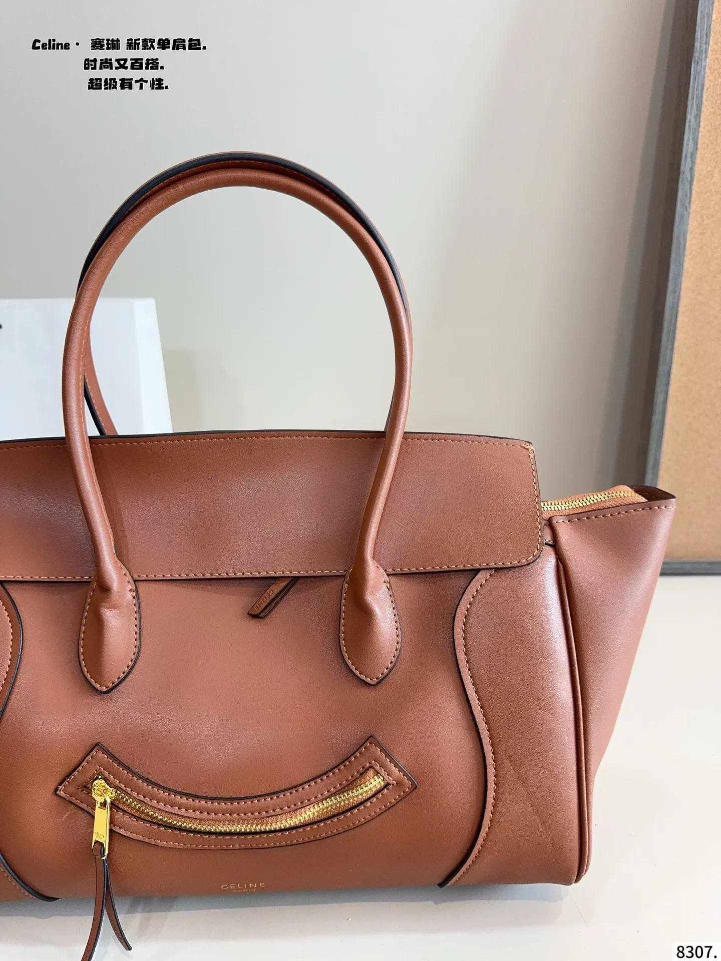 p205 赛琳 CELINE Luggage 手提包 🧸看腻了 老花的集美们看这里！🧸 赛琳链条包 我太喜欢新款包型啦！很实用 日常通勤休闲风都能搭！尺寸：36*16*29cm