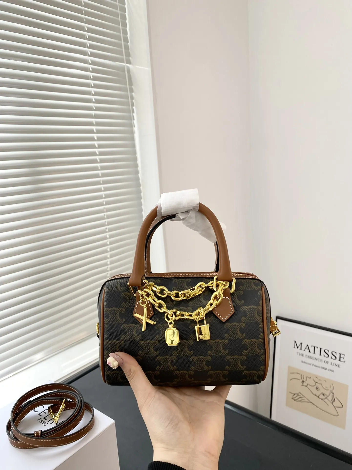 🅿️130配礼盒✅🔜 【尺寸】14*10 赛琳迷你枕头CELINE的 凯旋门系列 TRIOMPHE BOSTON 波士顿包,据说它是以前美国波士顿大学生很喜欢用的一种提包,因此得名。 波士顿包有两个重要特点,一个是便干携带、 一个是不论包里是塞满东西或者空着、半满,包包外形都依然坚挺,给人一种扎实、稳固的感觉~#Celine #复古穿搭6569