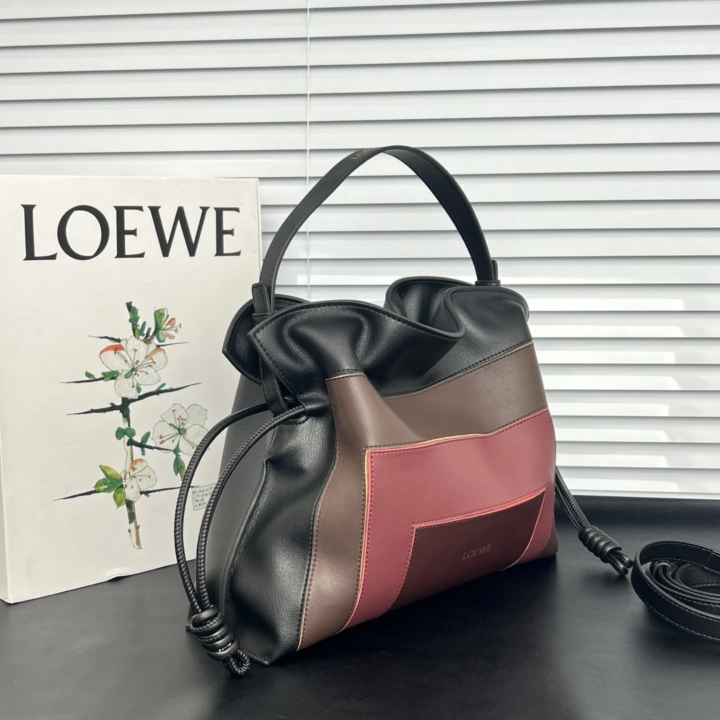 💰248包邮❗ 拼色 𝑳𝒐𝒆𝒘𝒆 Flamenco 福袋 可手提可斜挎 平纹牛皮 拉绳收紧 并打上标志性的盘绕结, “肩背 斜挎或手拿*可拆卸和可调式肩带*隐形式磁扣开合 尺寸 大号:29-24-10 cm ❌不退不换慎重下单❌
