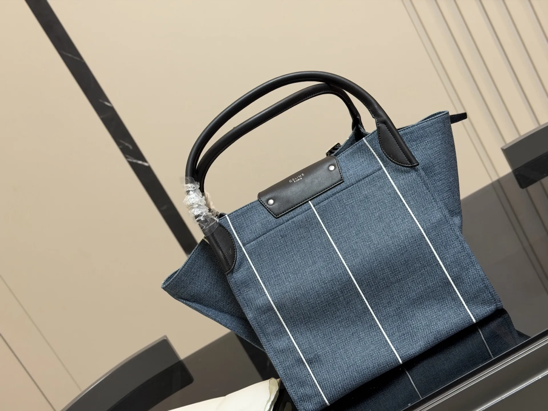 ¥130 赛琳 belt bag鲶鱼包, 简洁的线条, 柔软包的身, 牛皮🐂品质! 成为经典款IT bag之一 尺寸:32.31cm