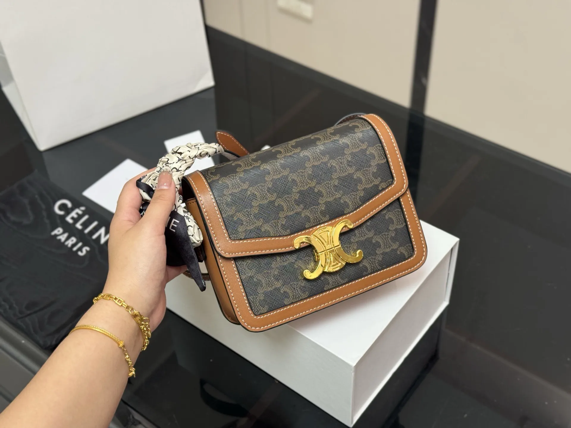 ¥180 ¥190 配折叠盒 尺寸:23cm*17(大) 19cm*15(小) 赛琳 凯旋门! 很高端!很高级! 很适合🈴️四季! ⚠️牛皮!牛皮!