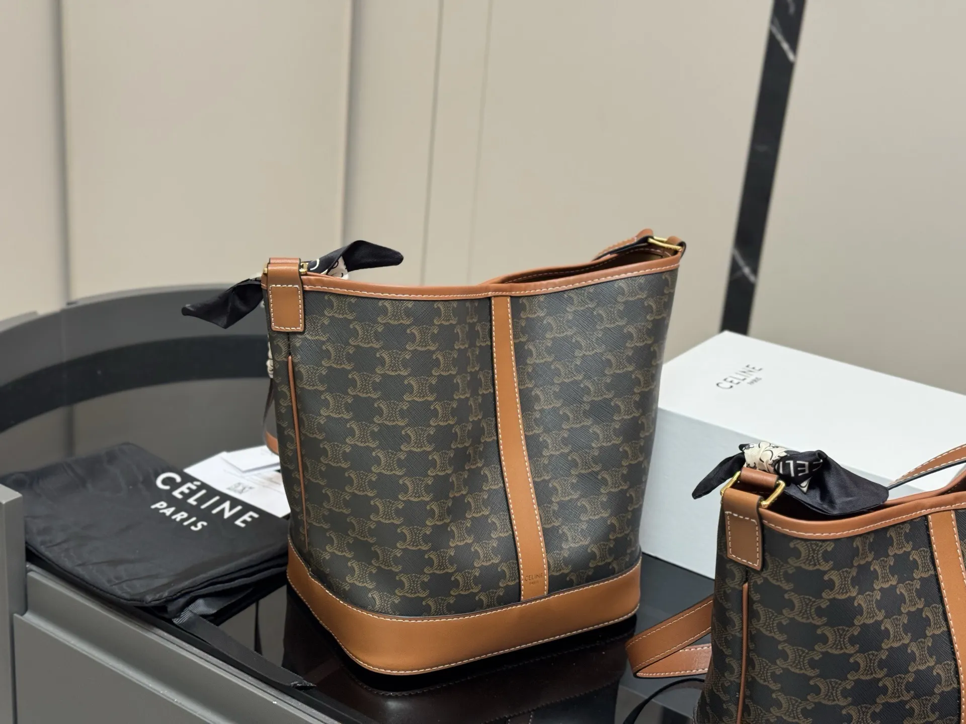 ¥160 ¥150 配折叠盒 size:25*27cm 18.22cm Celine 赛琳水桶包 这谁抵得住啊! 一年四季都可以用的水桶! 一直很喜欢老花的包 老花色经典极搭! 颜值超级在线哦