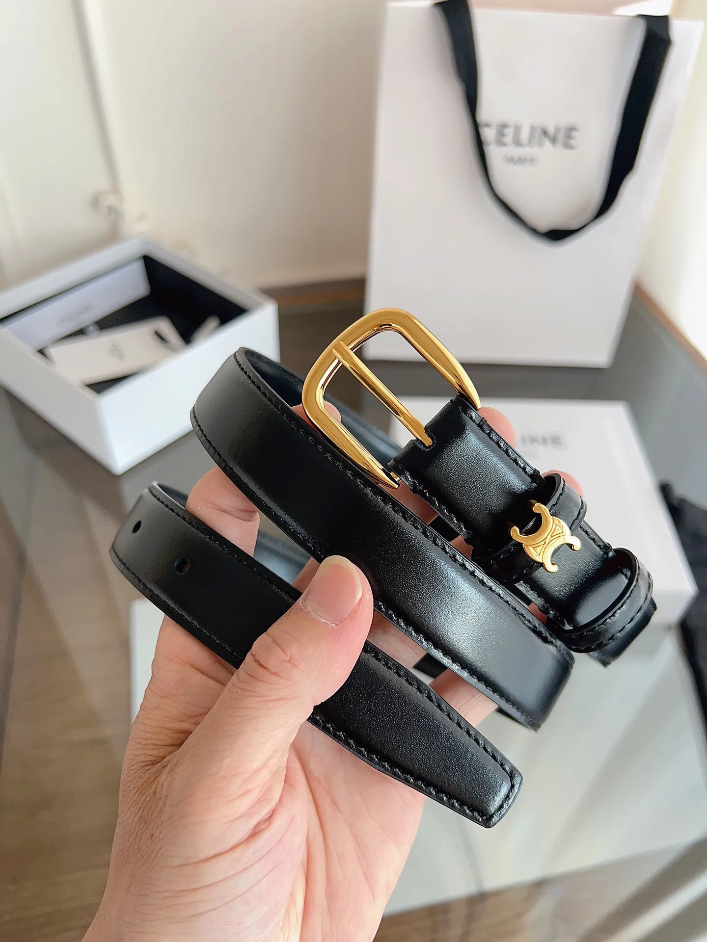 P180 CÉLINE 赛琳🆕VIVIENNE中 TAURILLON25毫米皮带 牛皮革 牛皮革衬里 金色饰面 圆形搭扣 第一个圆环四周环绕TRIOMPHE金属环 宽度:2.5厘米