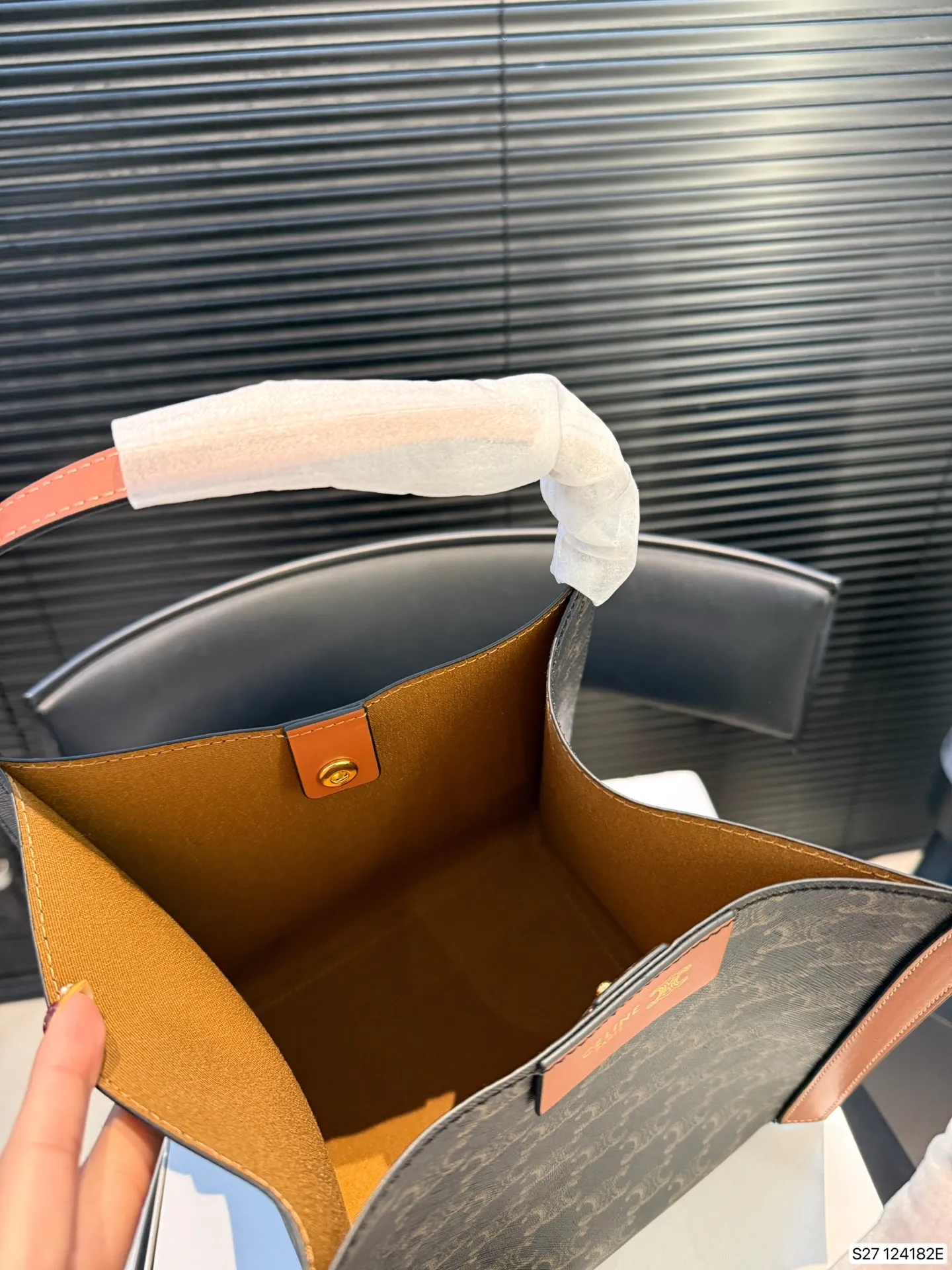 P185 配折叠盒 CELINE 赛琳CUBO手袋,日常通勤,休闲都超实用!手提,个性满分~内部空间超能装,水杯,手机,化妆品统统搞定,轻便耐用,时髦又百搭,日常出街必备! 尺寸17 22 货号124182