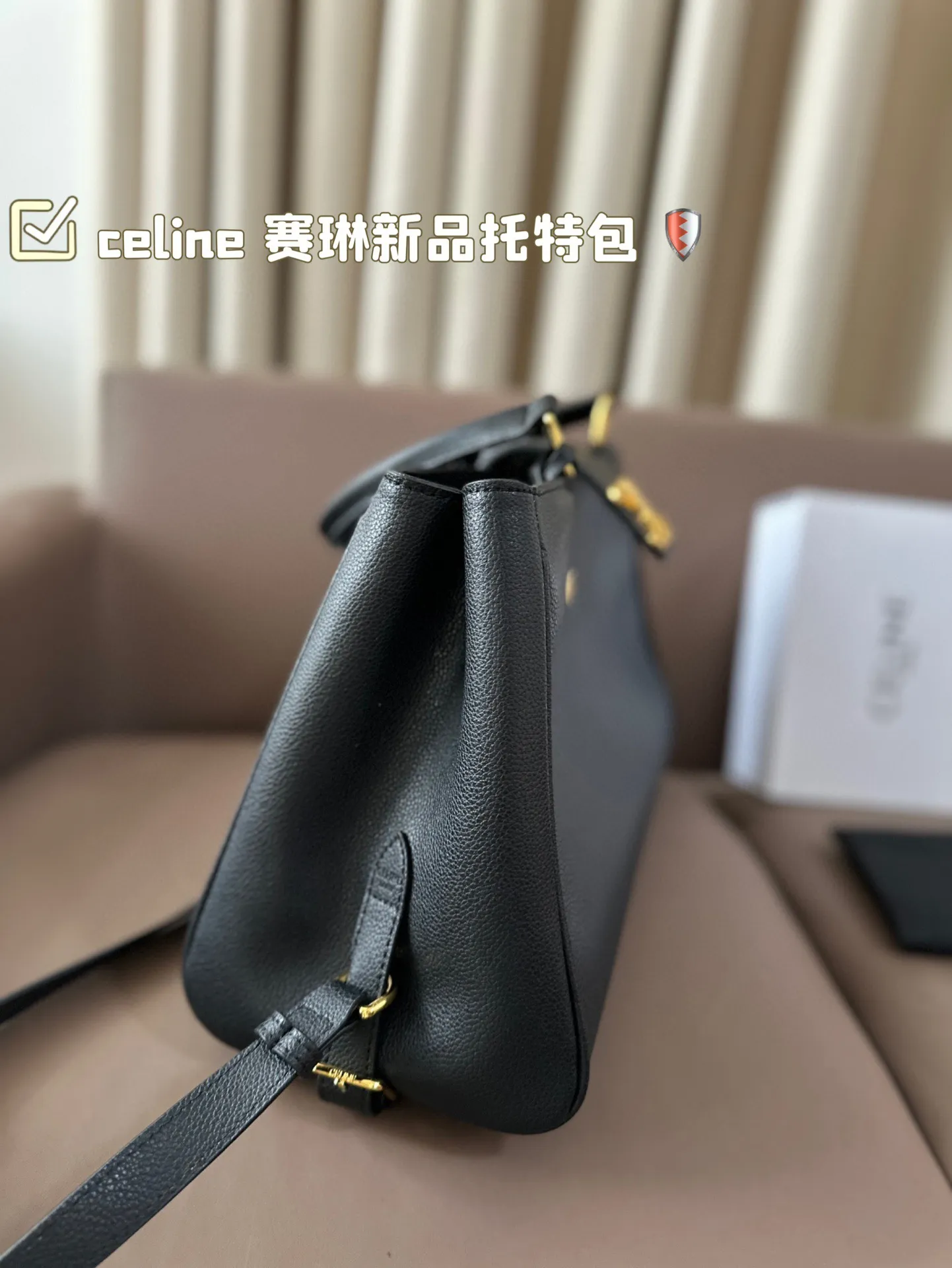 P195 celine 赛琳新品托特包， 延续凯旋门 复古斜挎 ， 耐看新款一点都不老套。 尺寸38 23