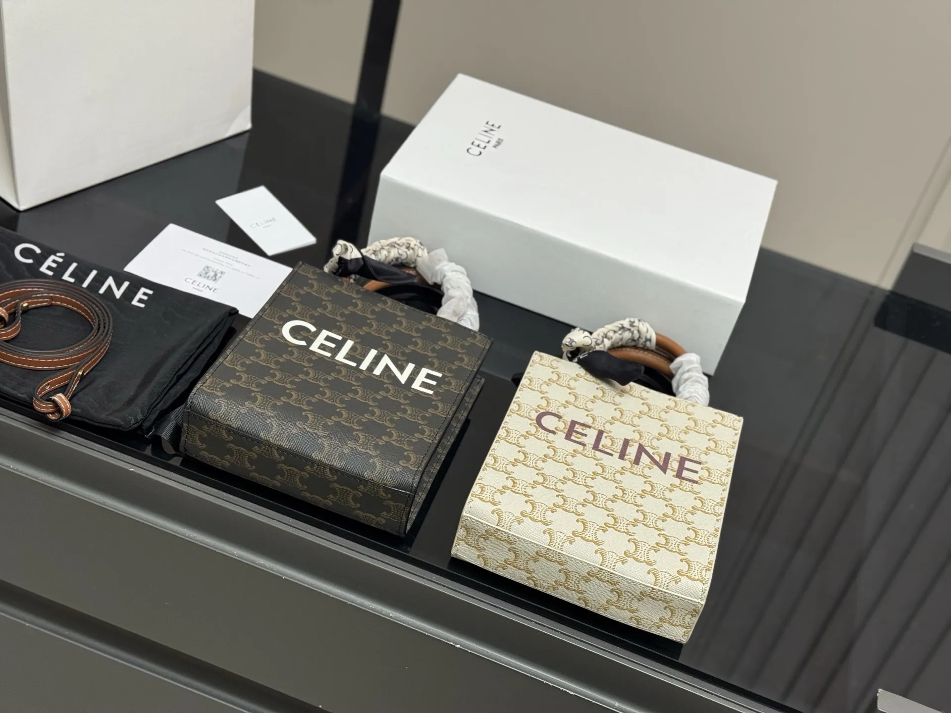 &yen;150 配折叠盒 size：17*21cm celine 老花 mini 琴谱 赛琳老花耐看耐用 可爱又超级大气的一款！ 它绝对是四季款！ydds