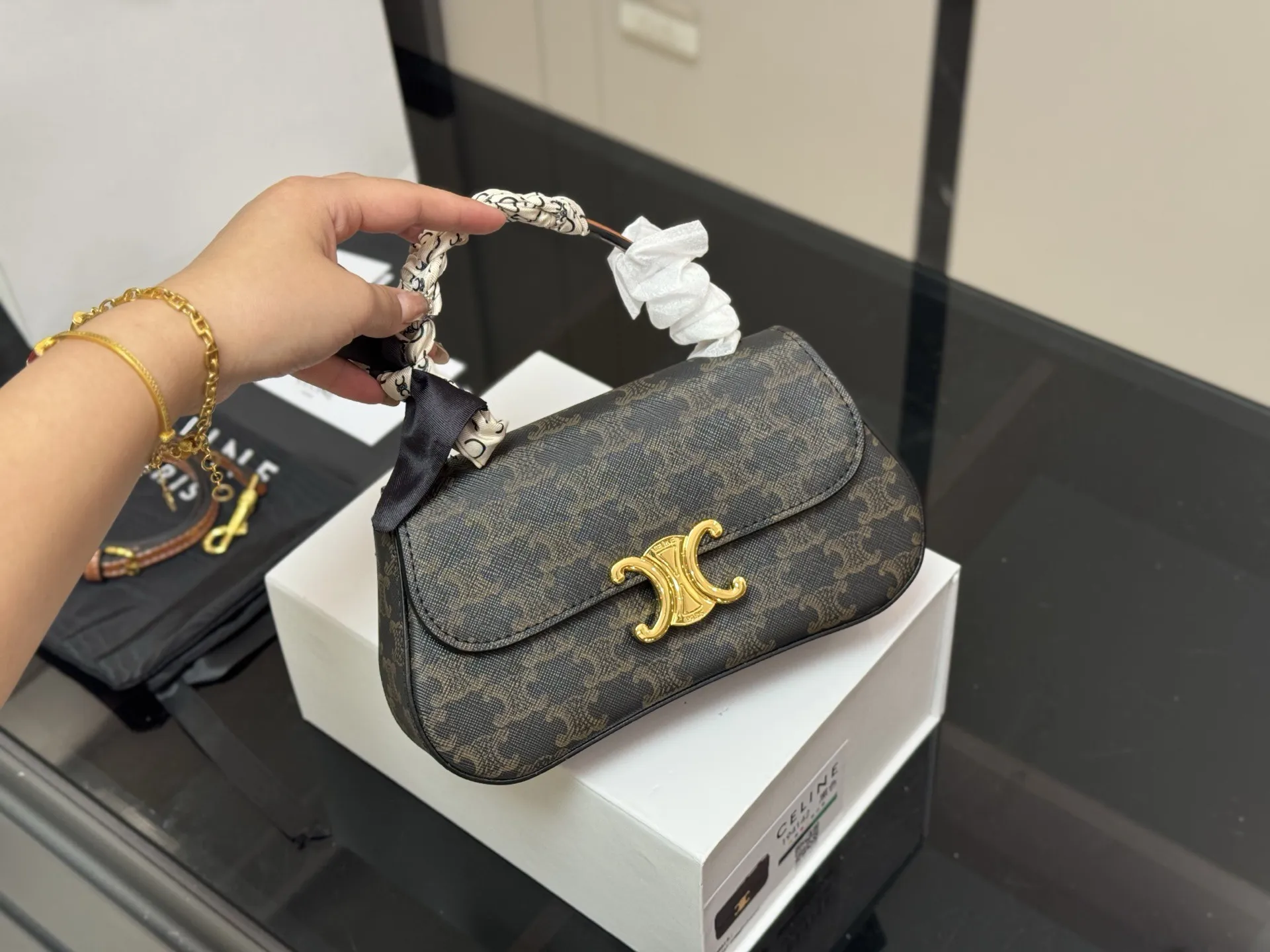 ¥160 配折叠盒 size:22*12cm celine 超美腋下包 凯旋门 ⚠️升级版 重新出货 复古性感百搭小包 赛琳不容错过!! ⚠️牛皮皮质 这个冬天您离不开它!