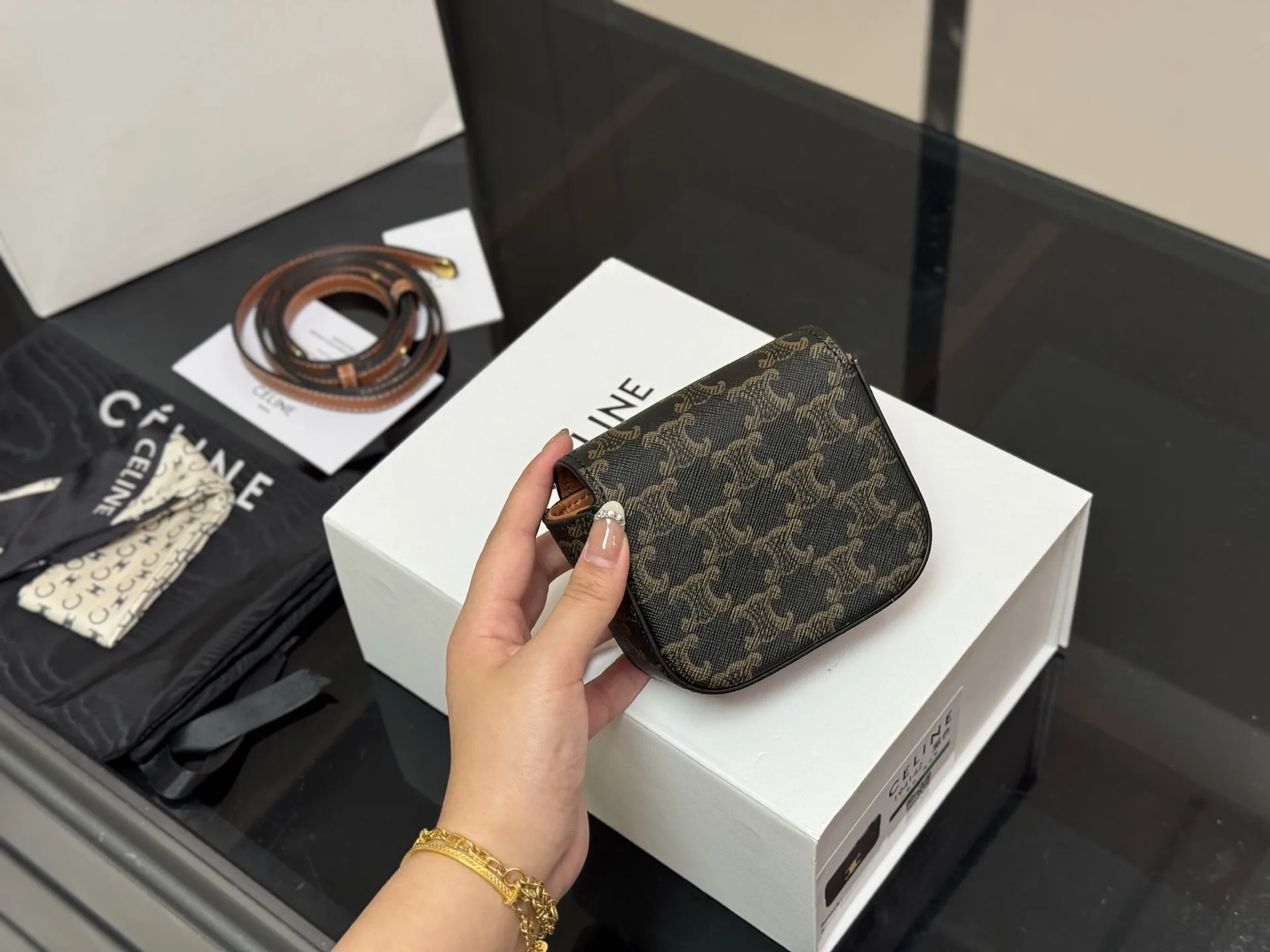 ¥140 配盒 size:10*12cm 赛琳迷你 硬币包 配牛皮 绝对可以荣登mini包着货量第一名了~ 想想都觉得要萌化了~