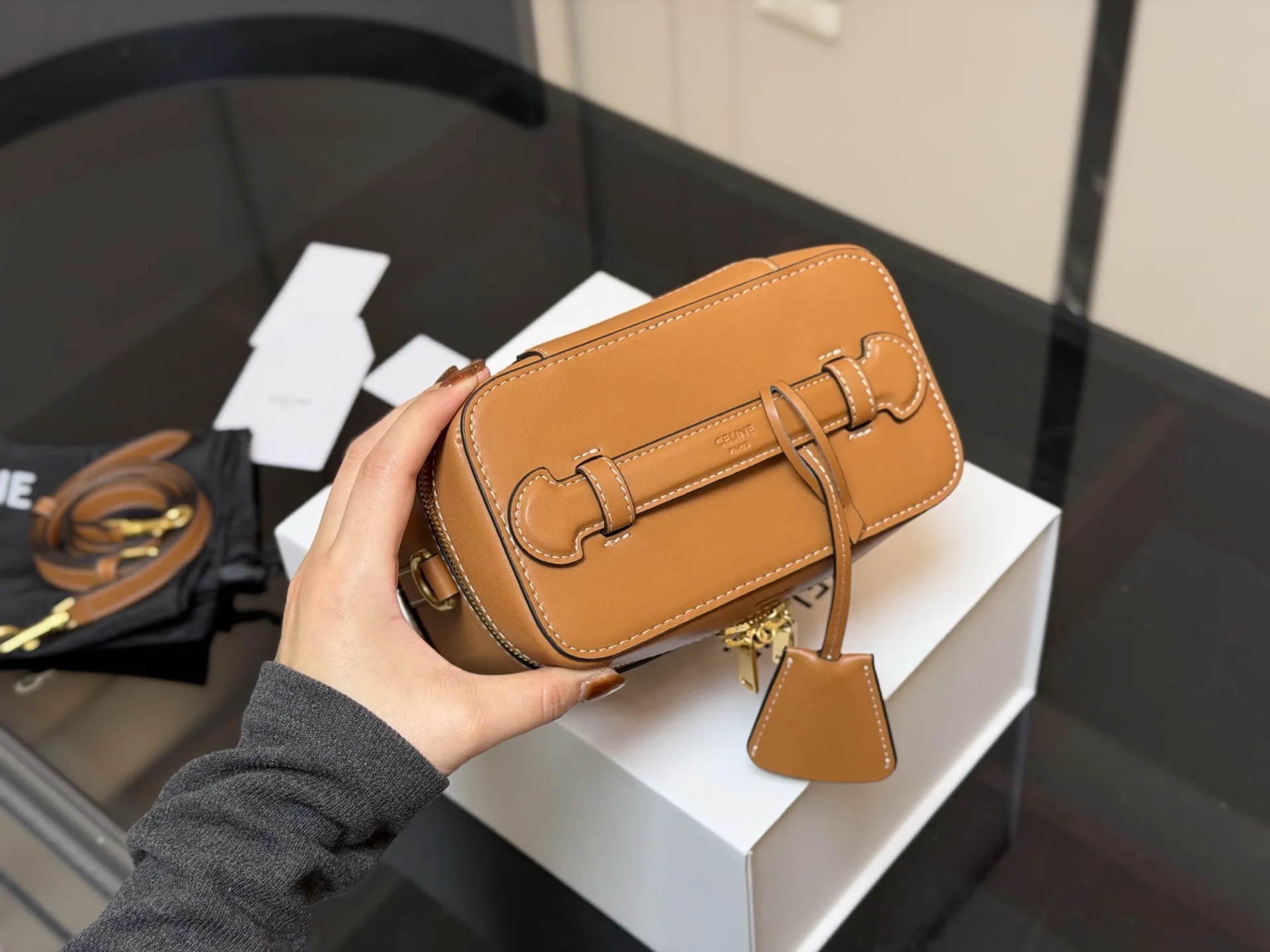 ¥190 配折叠盒 赛琳CELINE 复古斜挎包 真的很有气质的款式容量是我喜欢的 不大却很能装质感不用多说 真的很华丽漂亮和实用兼顾无须多言 尺寸:18.13cm