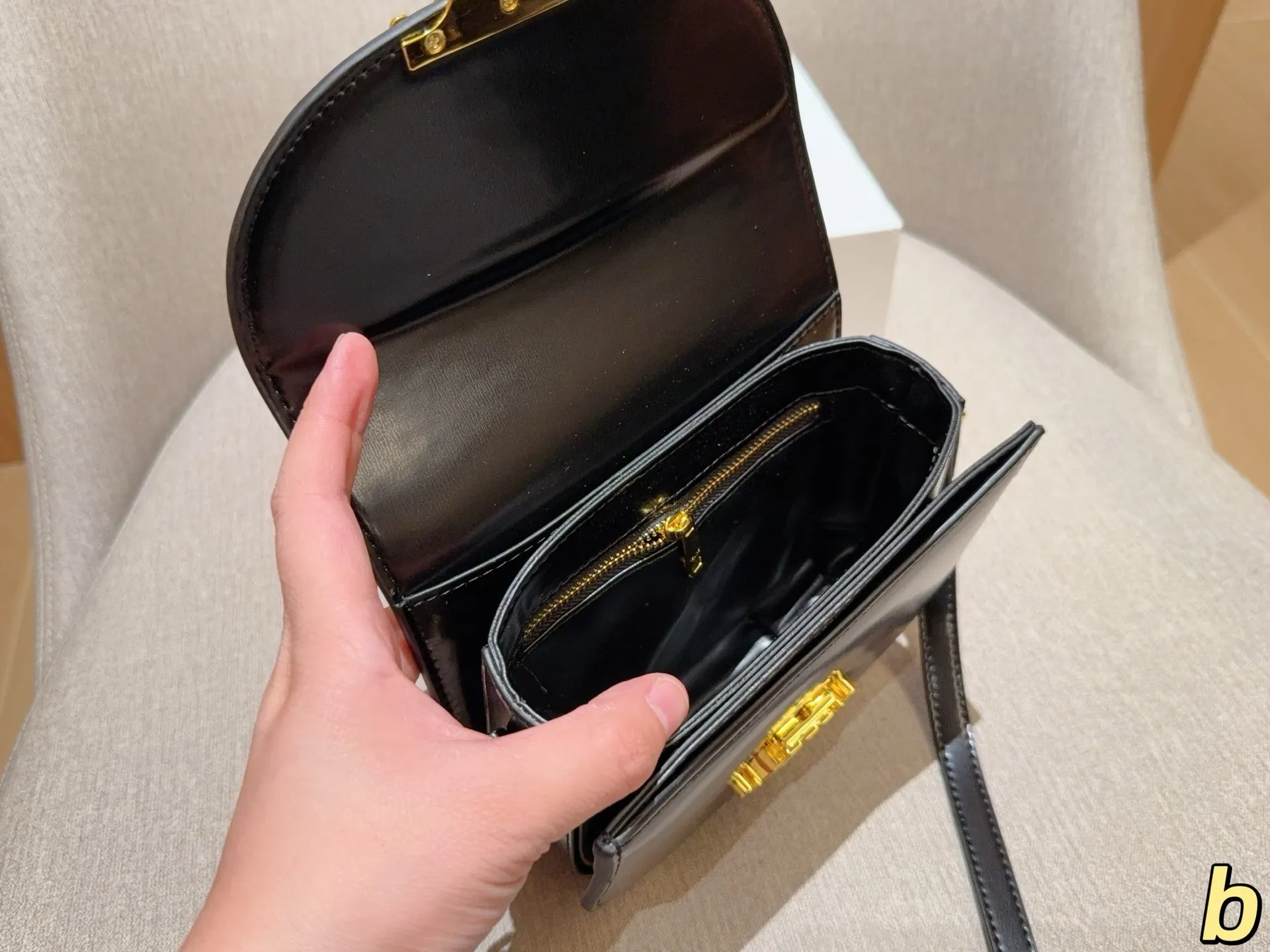 💰140 Celine/赛琳 经典半圆马鞍包 尺寸18×15×5 礼盒包装🎁