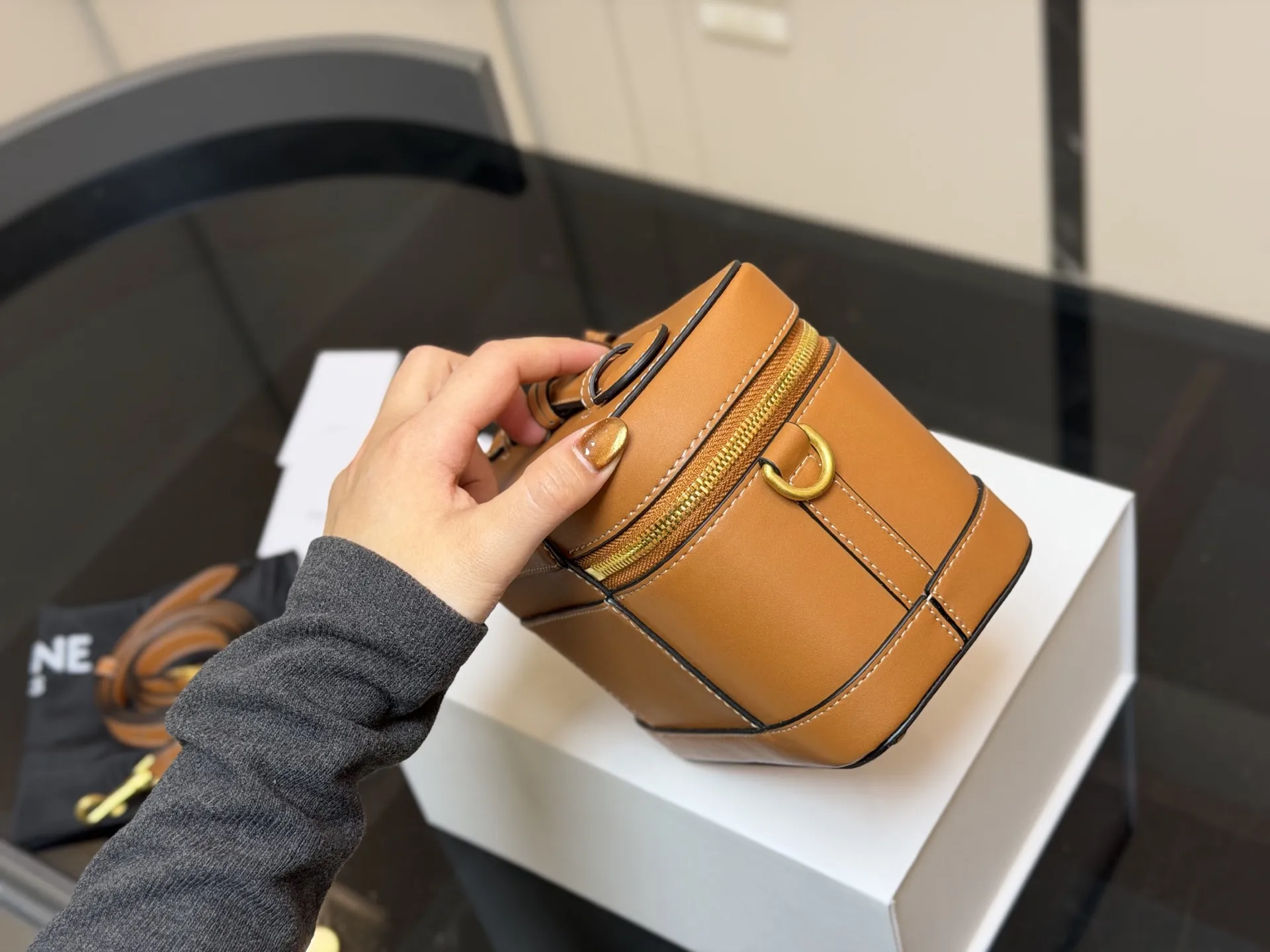 &yen;190 配折叠盒 赛琳CELINE 复古斜挎包 真的很有气质的款式容量是我喜欢的 不大却很能装质感不用多说 真的很华丽漂亮和实用兼顾无须多言 尺寸:18.13cm