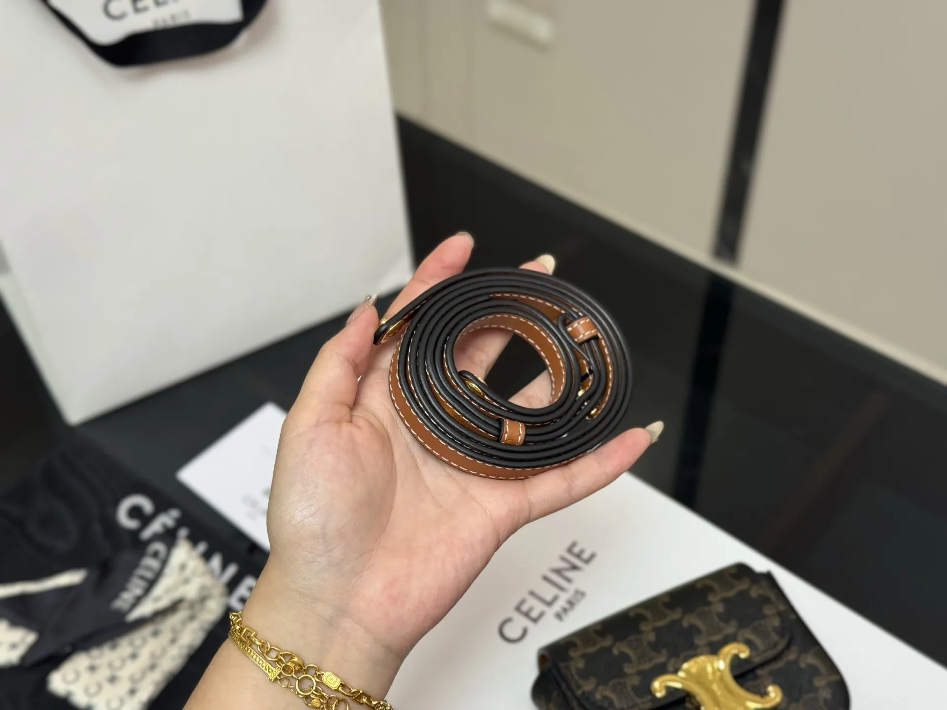 ¥140 配盒 size:10*12cm 赛琳迷你 硬币包 配牛皮 绝对可以荣登mini包着货量第一名了~ 想想都觉得要萌化了~