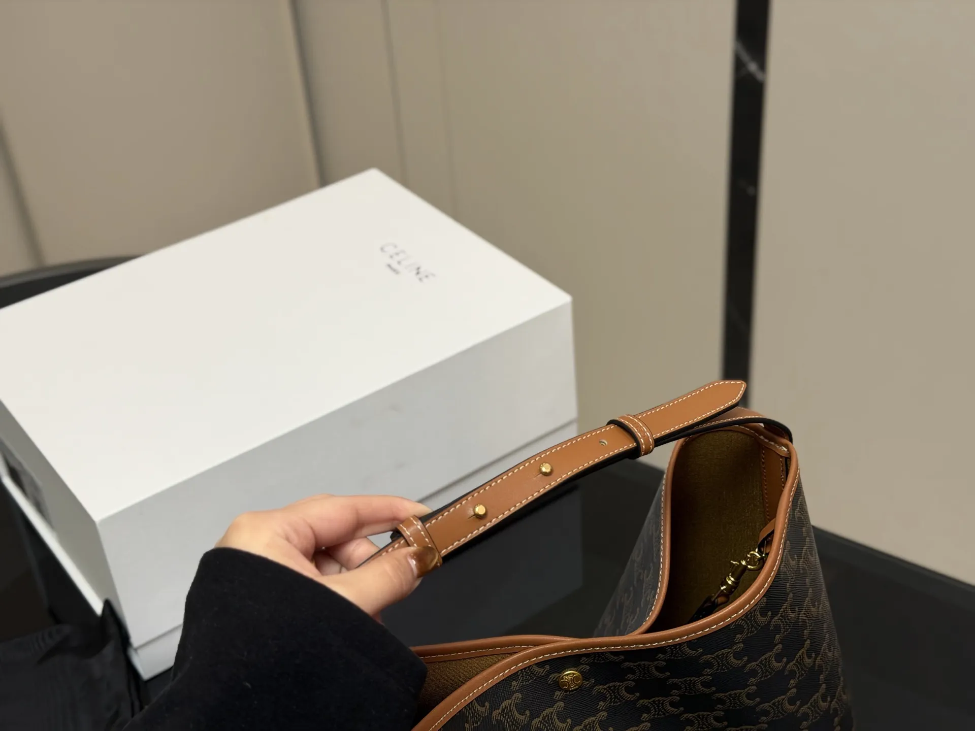 ¥190 配盒 赛琳CELINE|SOFT SHOPPER托特包 超轻,带一个子母包,容量很大,阔以放电脑, 适合搭配秋冬~ 我先心动了姐妹们 尺寸:33.24cm